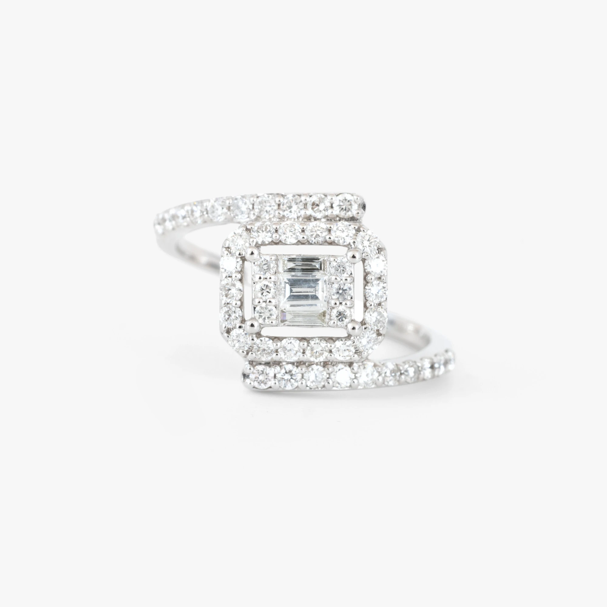 White gold ring, decorated with diamonds, accompanied by HRD Antwerp gemological certificate