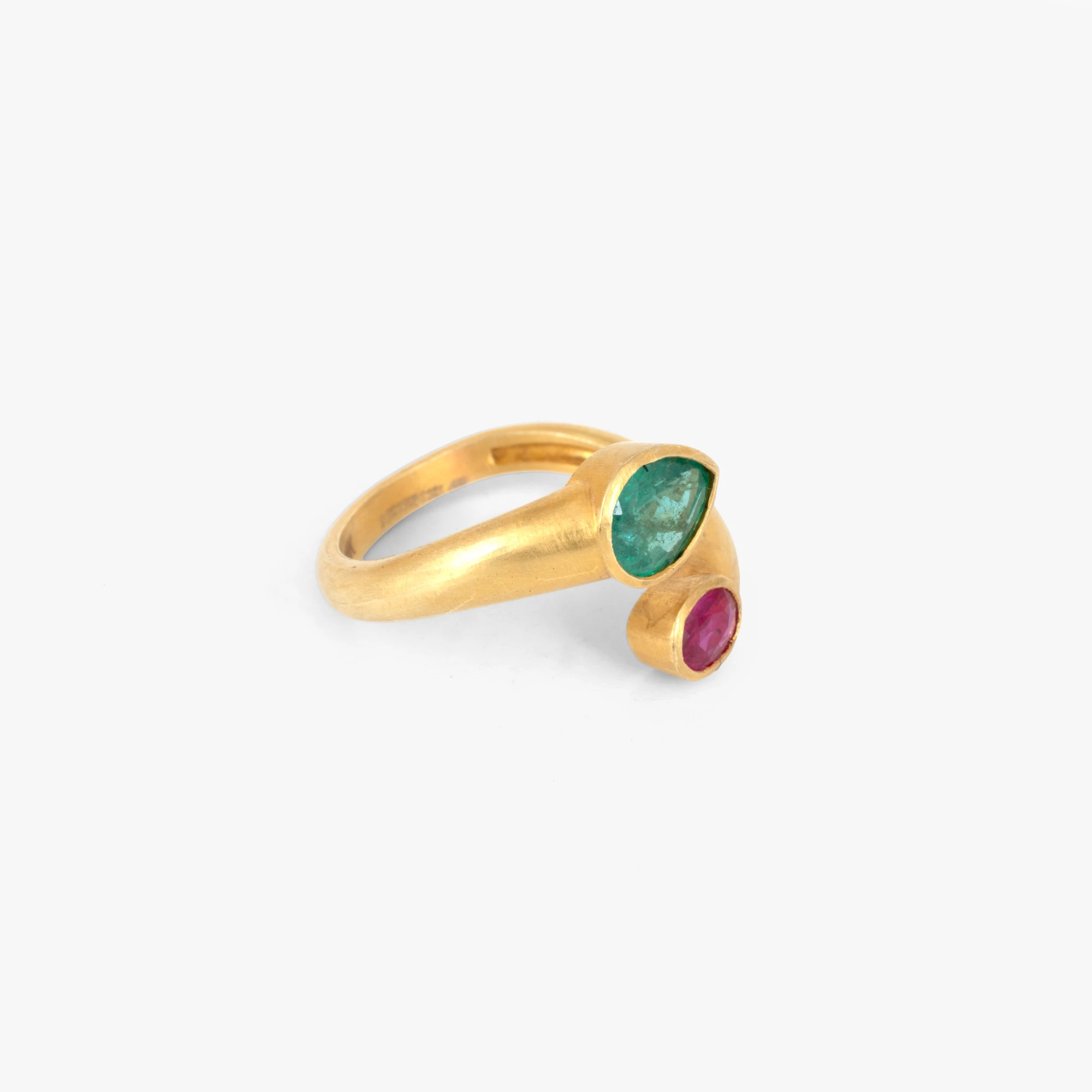 Gold ring decorated with emerald and ruby