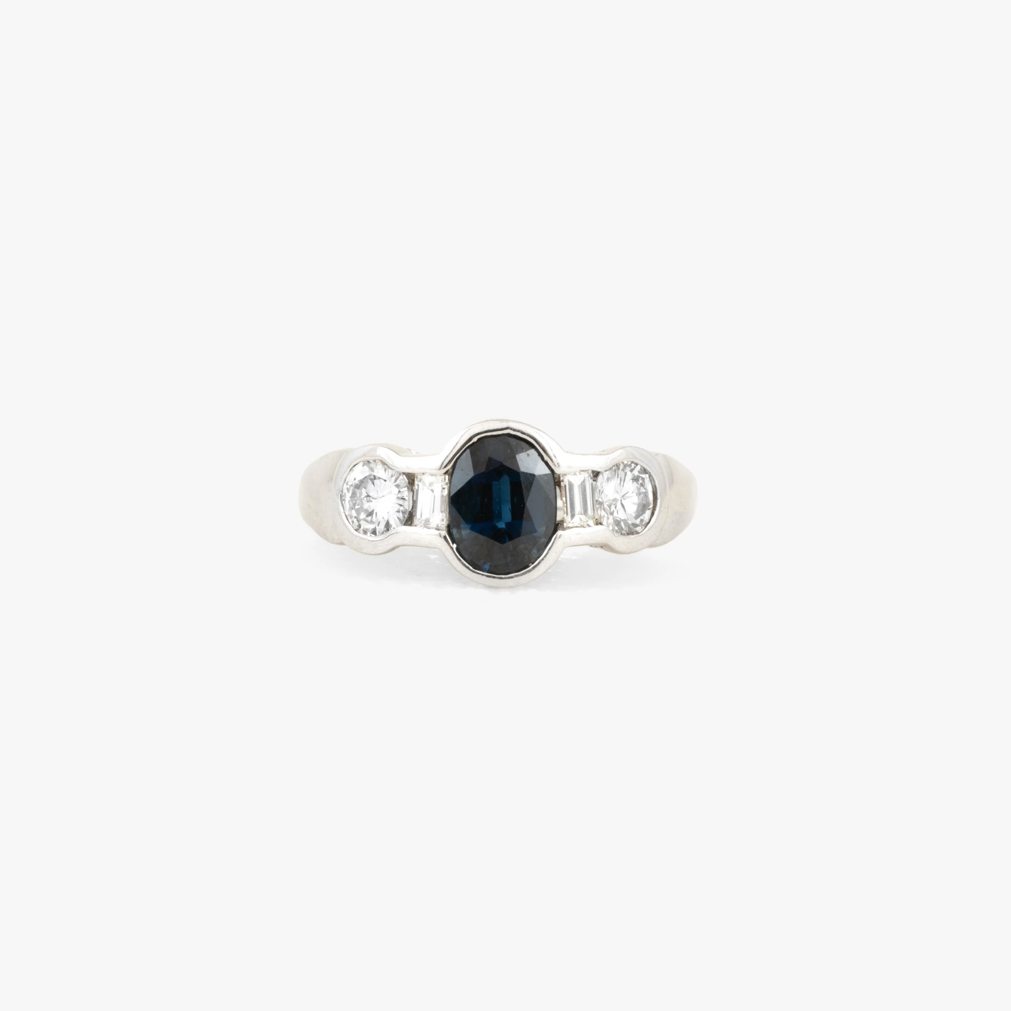 White gold ring decorated with sapphire and diamonds, accompanied by an additional gemological certificate