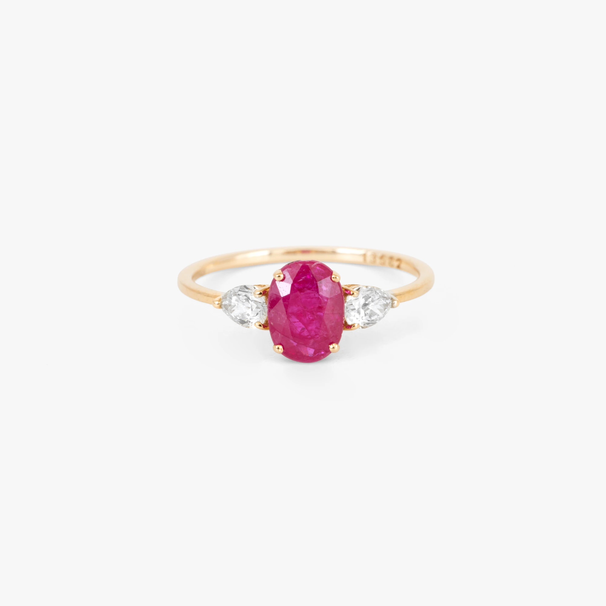 Gold ring decorated with rubies and diamonds, accompanied by HRD Antwerp gemological certificate