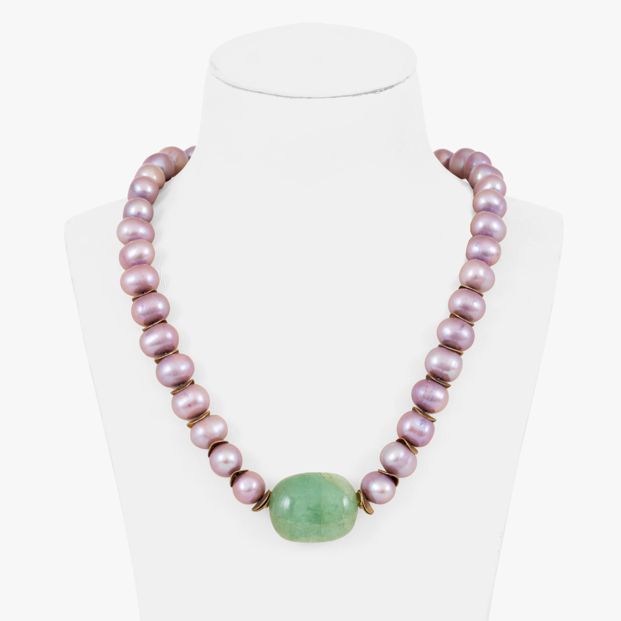 Necklace of pearls and emeralds, with a gold-plated silver clasp