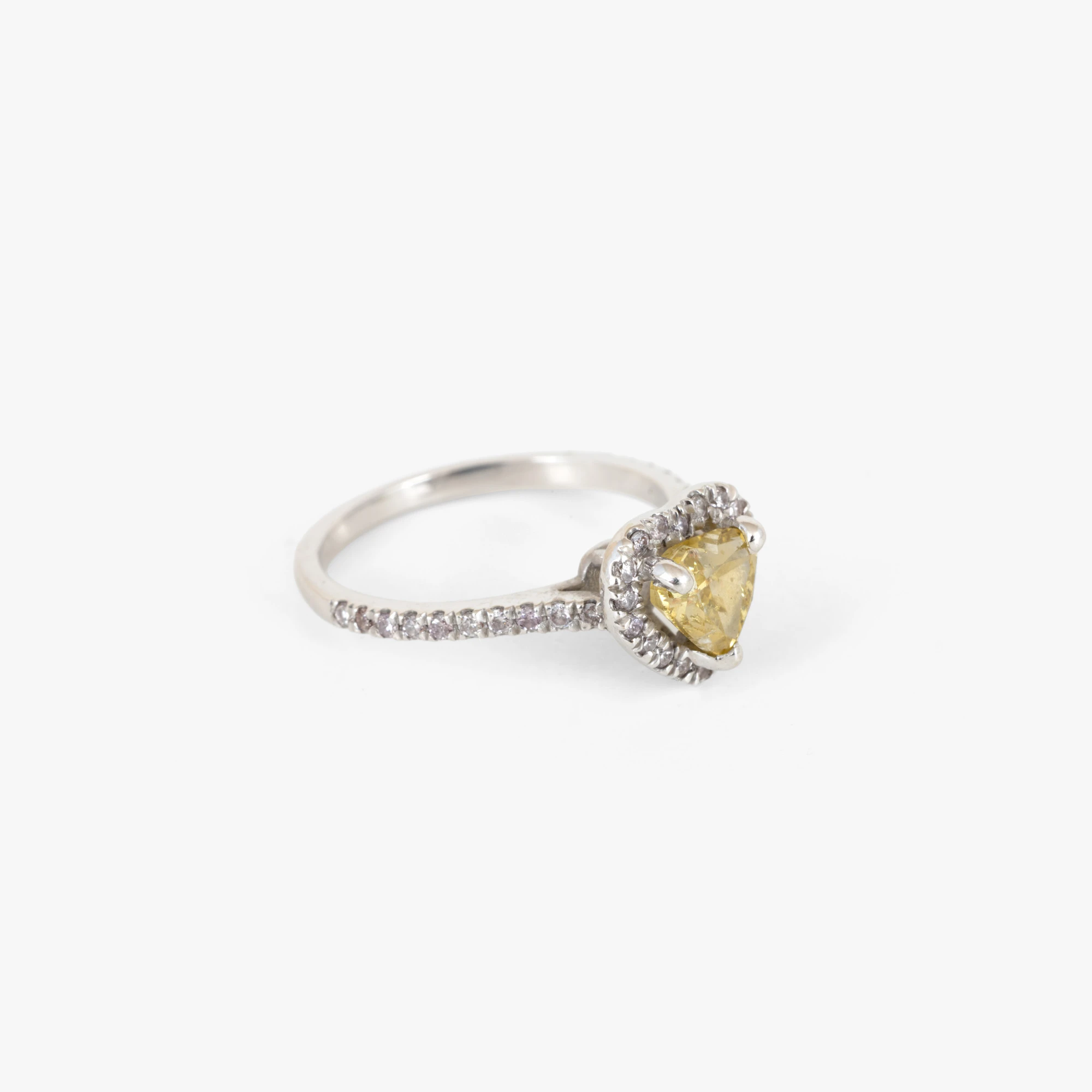 White gold ring decorated with a heart-shaped central diamond and a setting of fancy pink diamonds