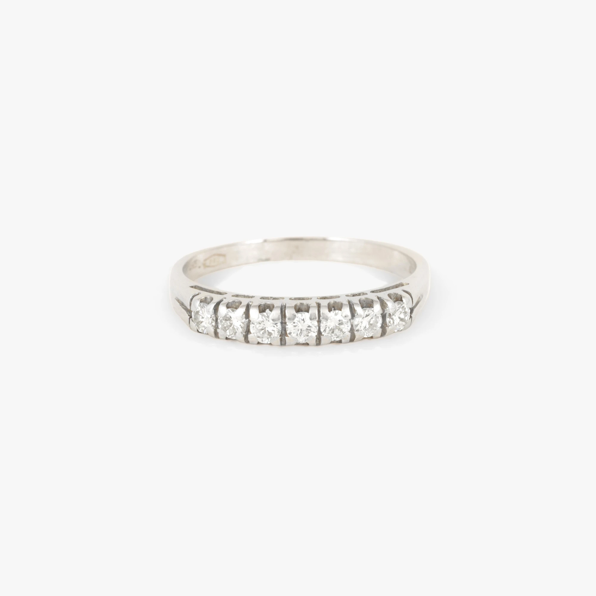 White gold ring, decorated with diamonds, accompanied by an additional gemological certificate