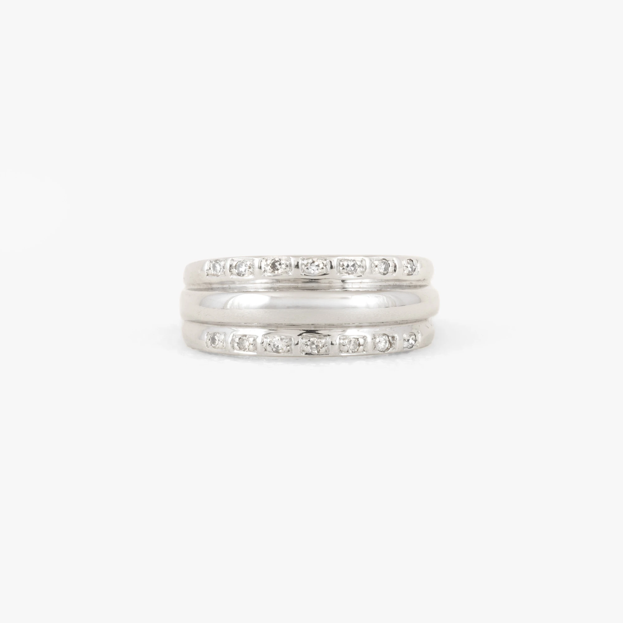 White gold ring, decorated with diamonds, accompanied by an additional gemological certificate