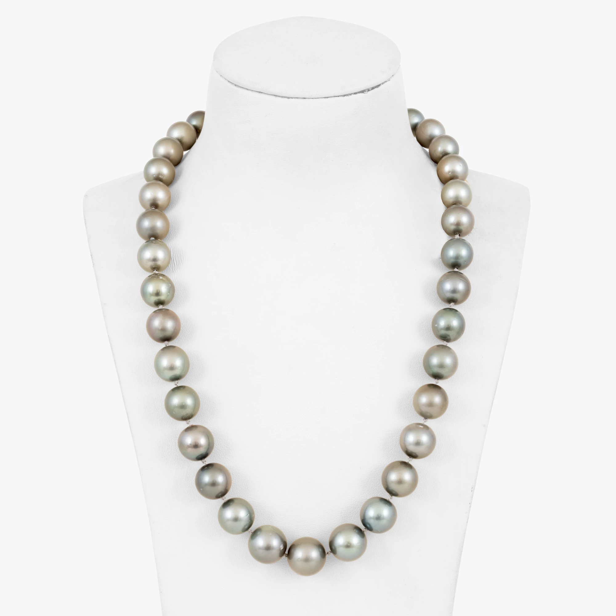Tahiti pearl necklace with white gold clasp