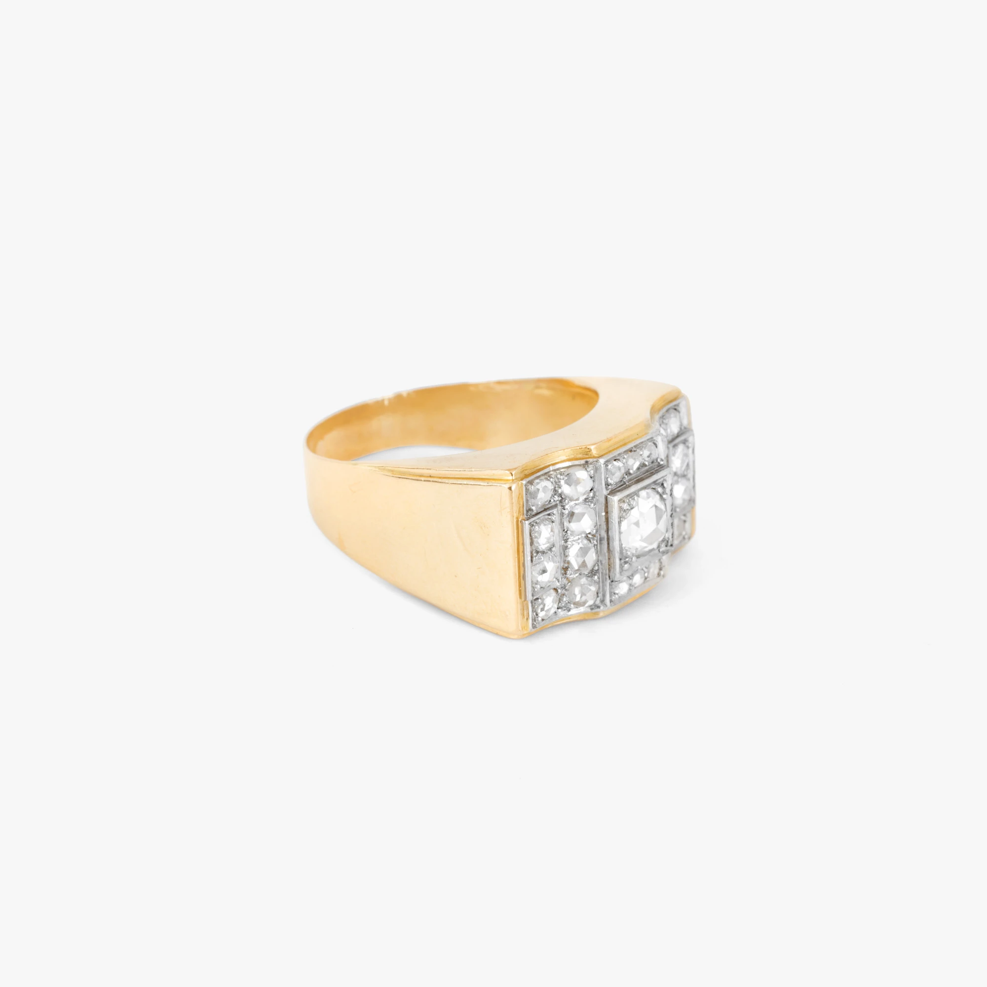 Tank ring made of gold and platinum, decorated with diamonds, circa 1940