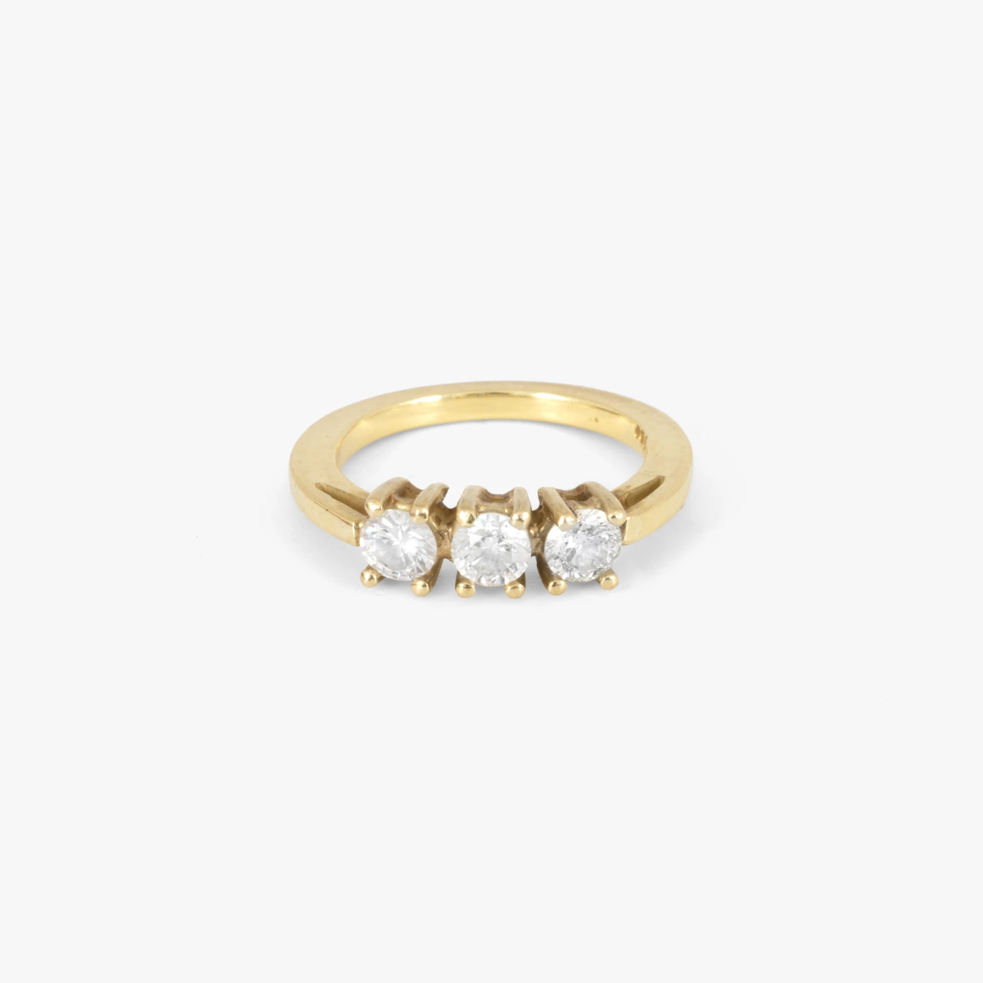 Gold ring decorated with a triad of diamonds