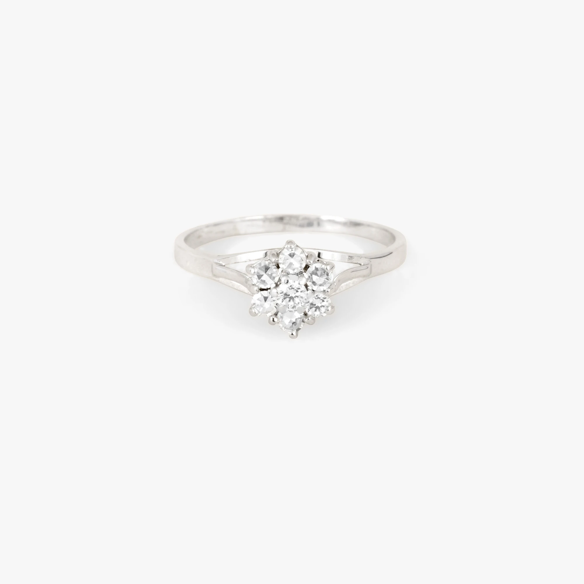 White gold ring decorated with floral-arranged diamonds