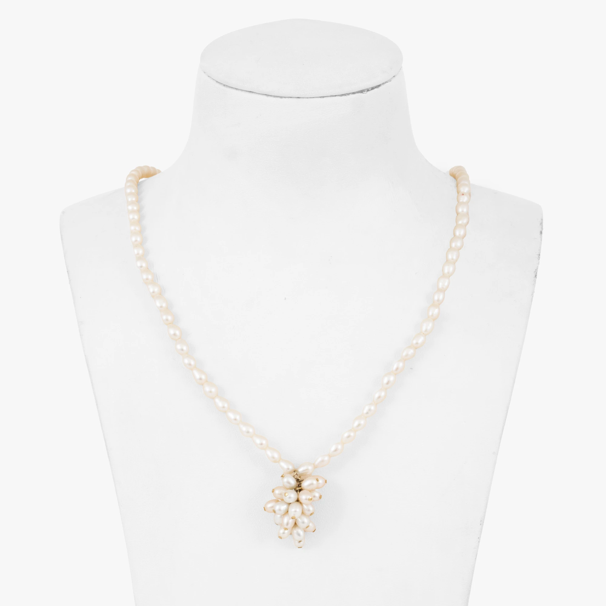 Akoya pearl necklace, decorated with a gold clasp