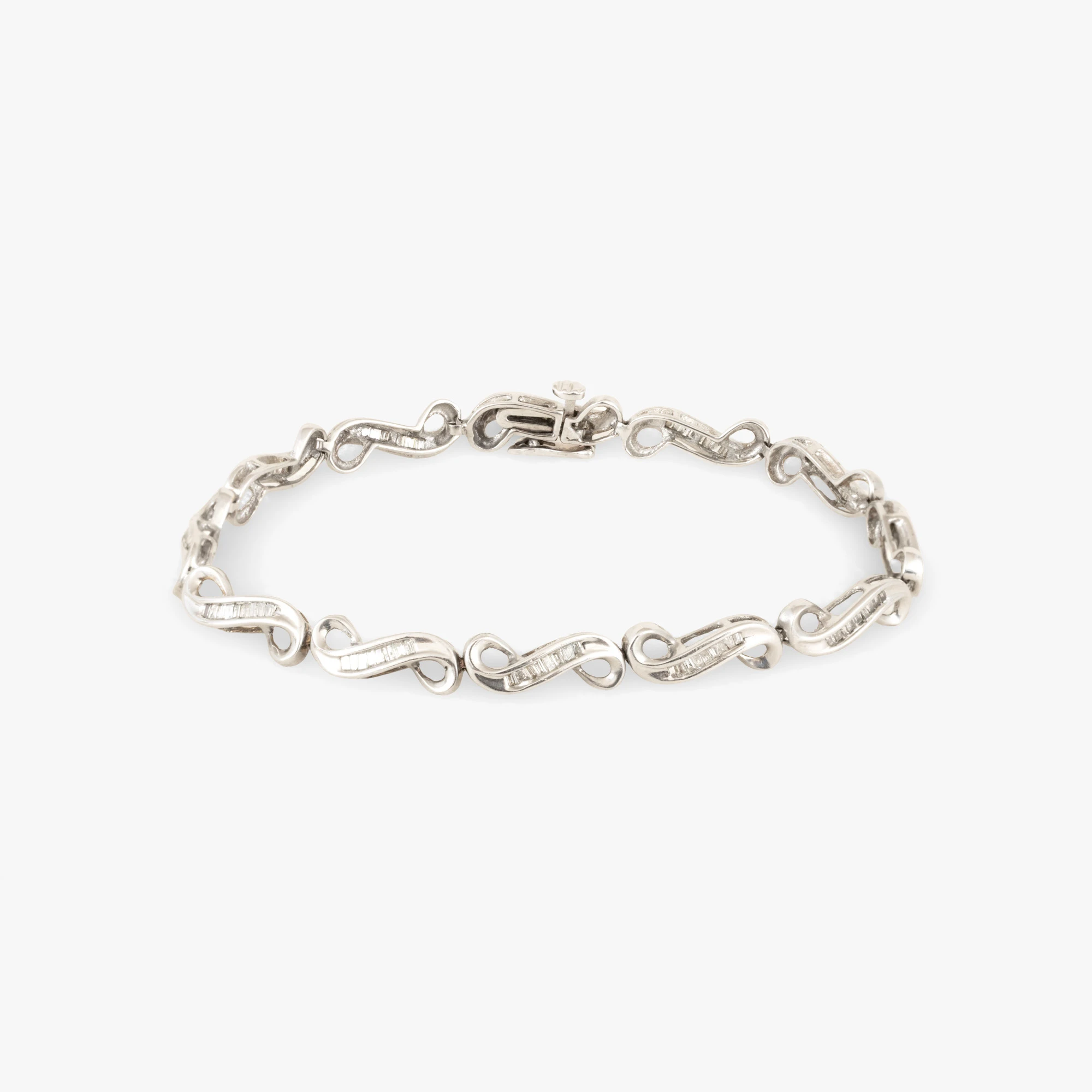 White gold bracelet decorated with diamonds, accompanied by an additional gemological certificate