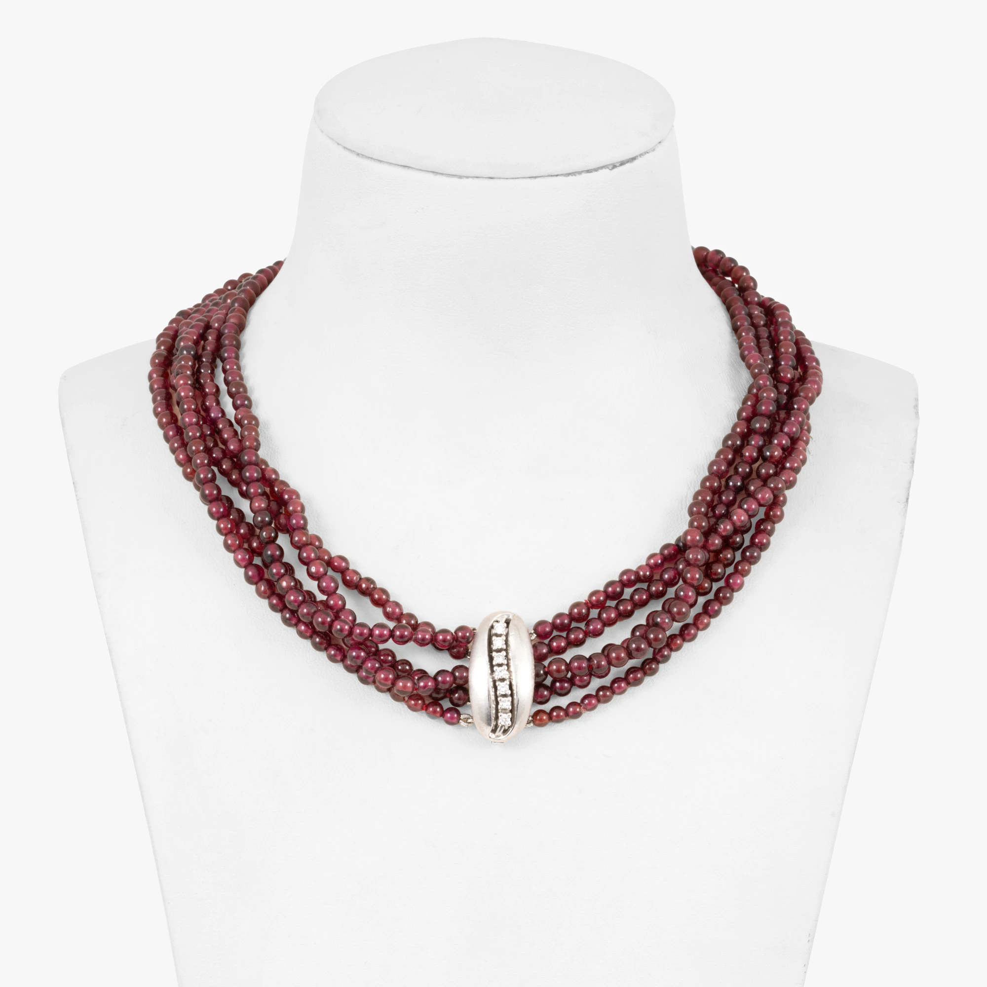 Colier choker din cinci rânduri de granate rhodolite, cu închizătoare din aur alb decorată cu diamante