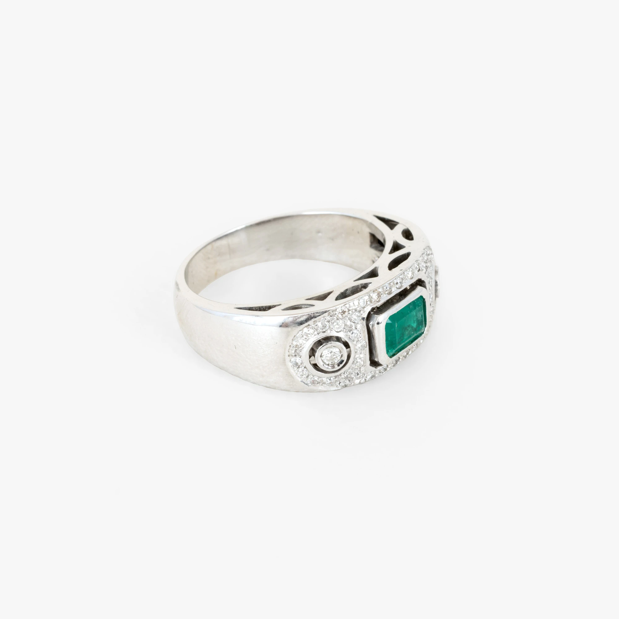 White gold ring decorated with emeralds and diamonds, accompanied by an additional gemological certificate