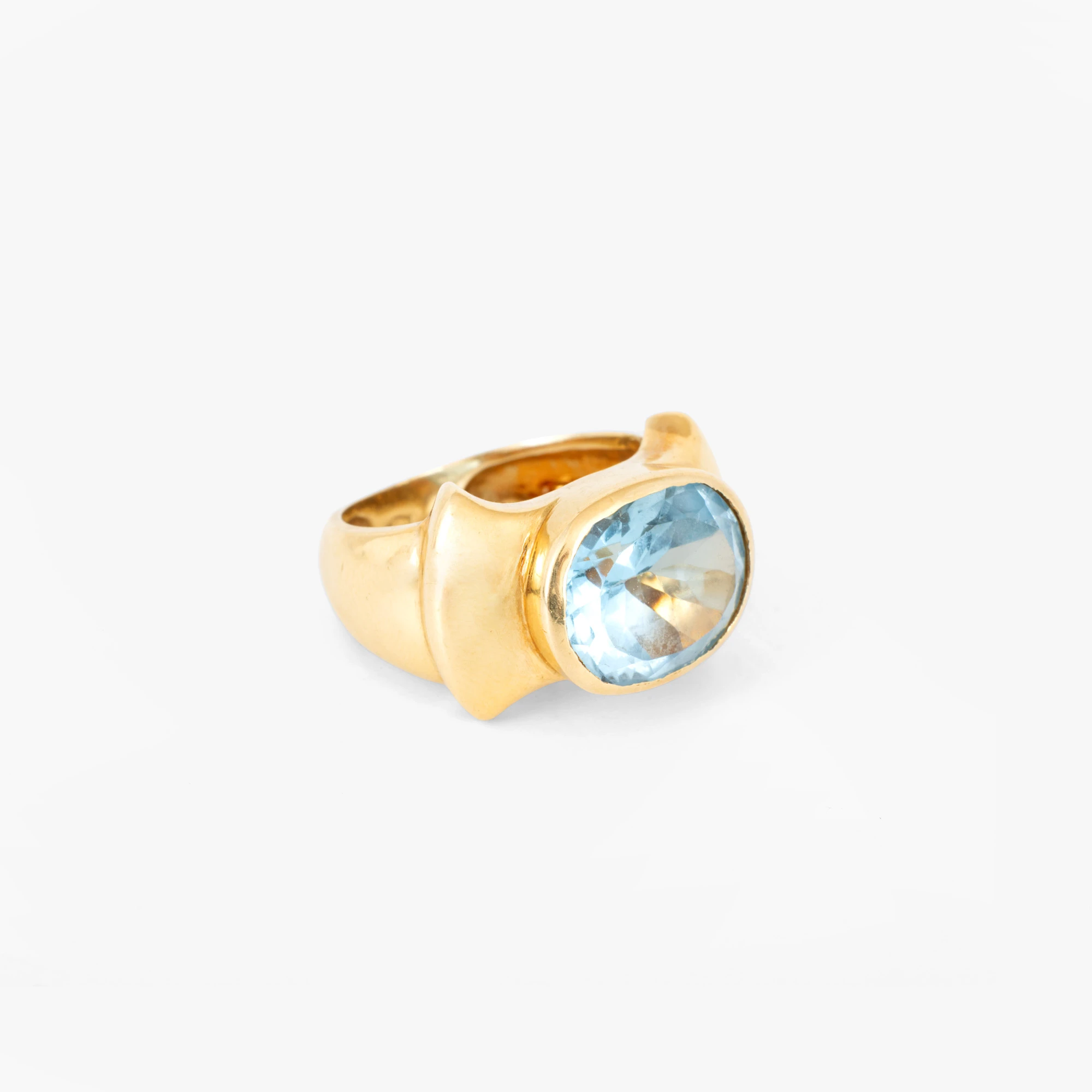 Gold ring decorated with a topaz