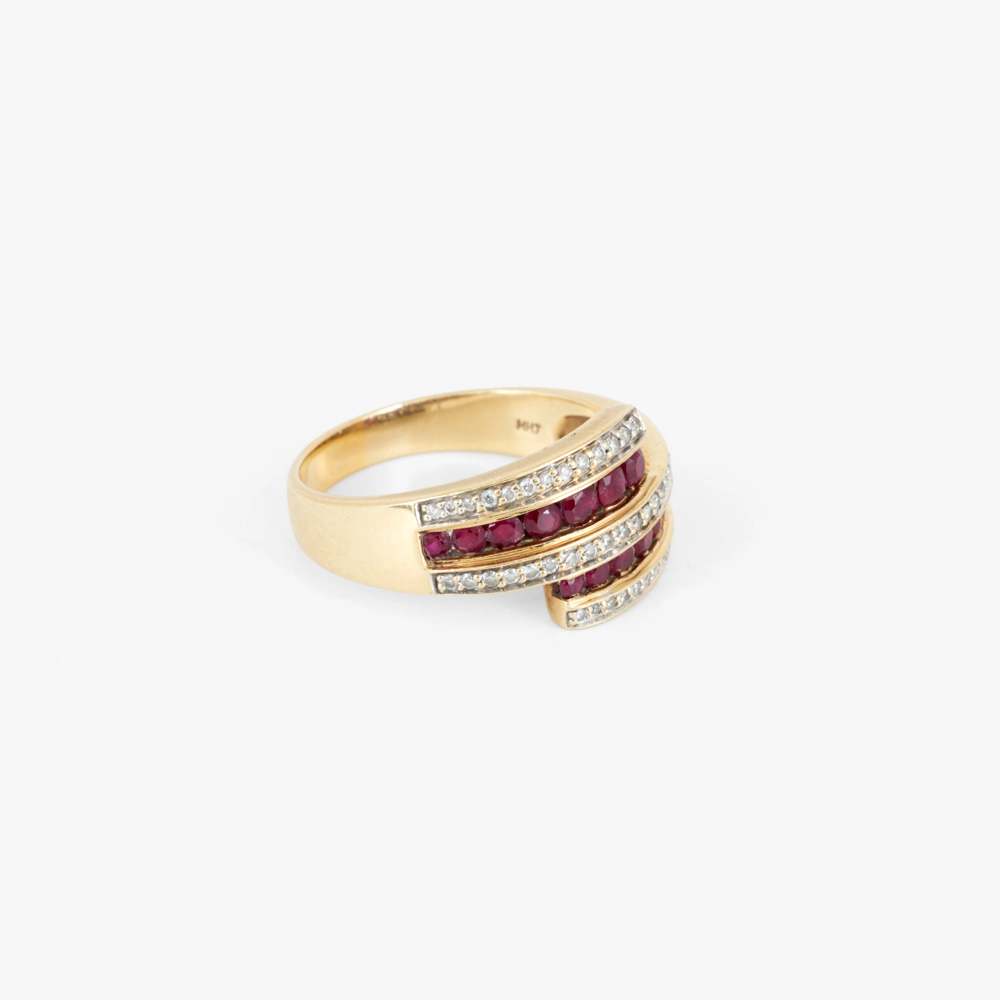 Gold ring decorated with diamonds and rubies