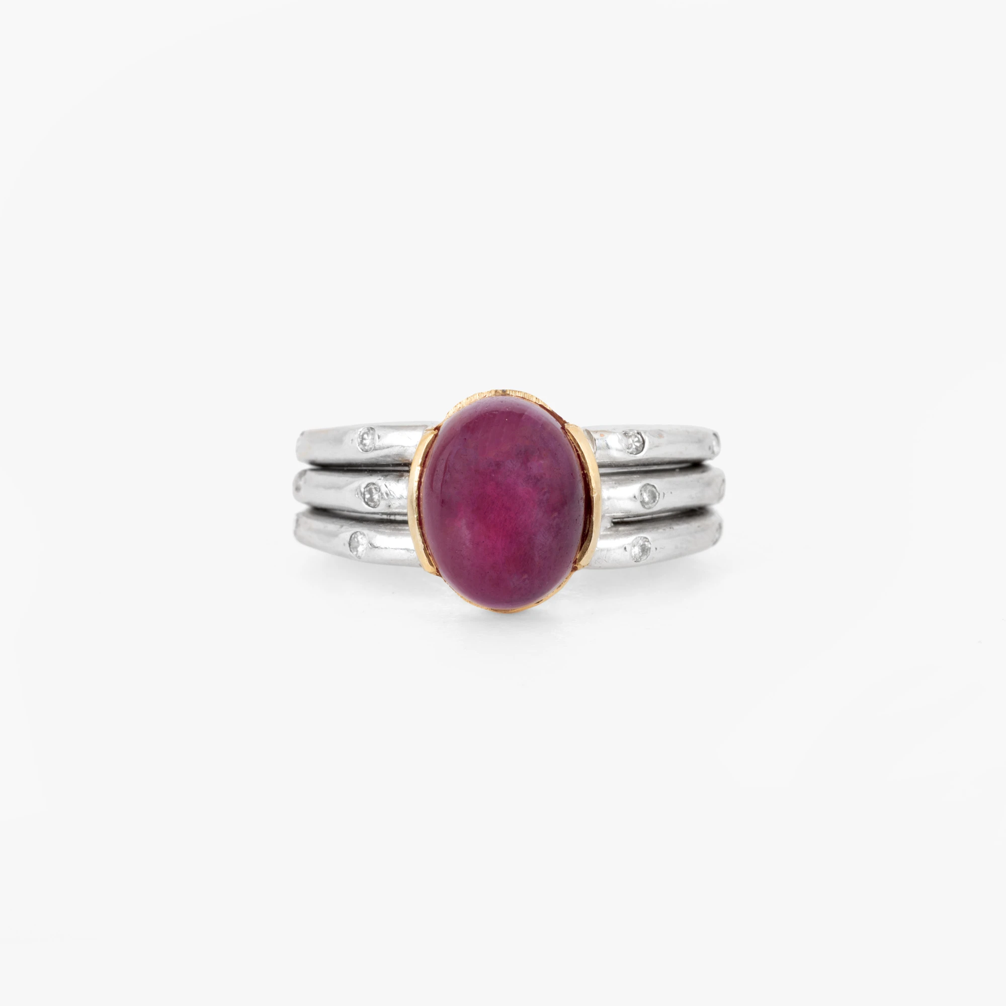 Bicolor gold ring, decorated with a central ruby and diamonds