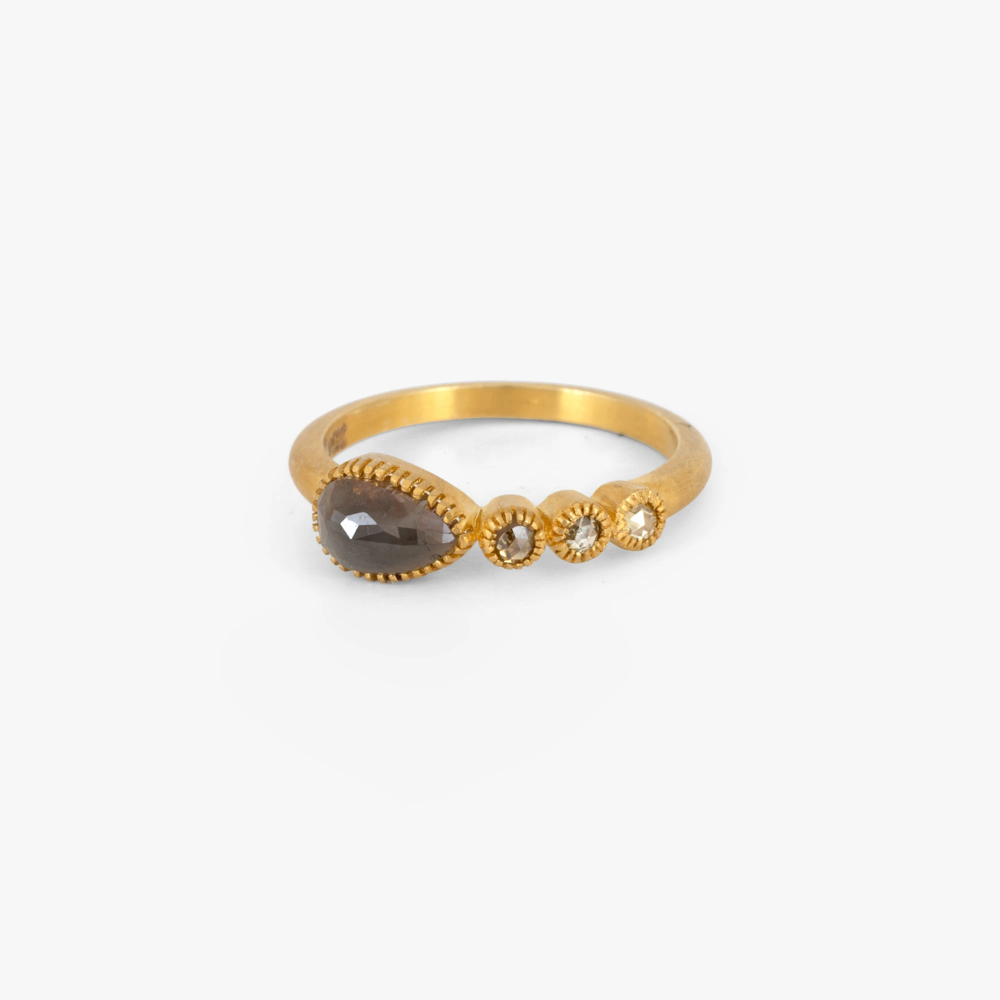 Gold ring decorated with fancy brown diamonds