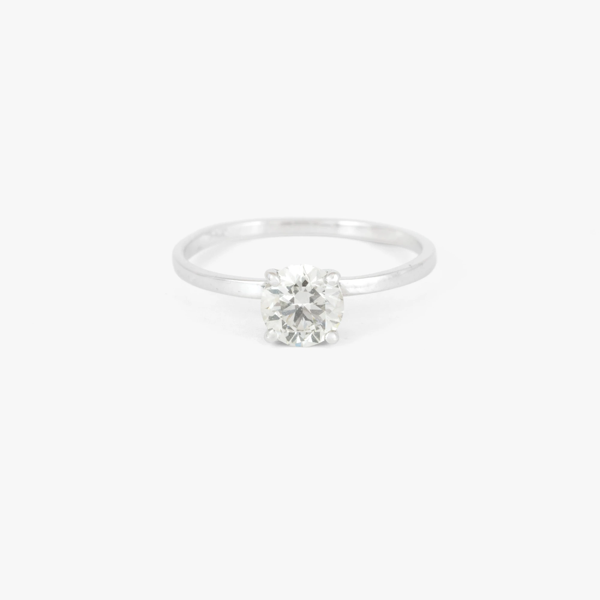 White gold ring decorated with a diamond, accompanied by GCI gemological certificate