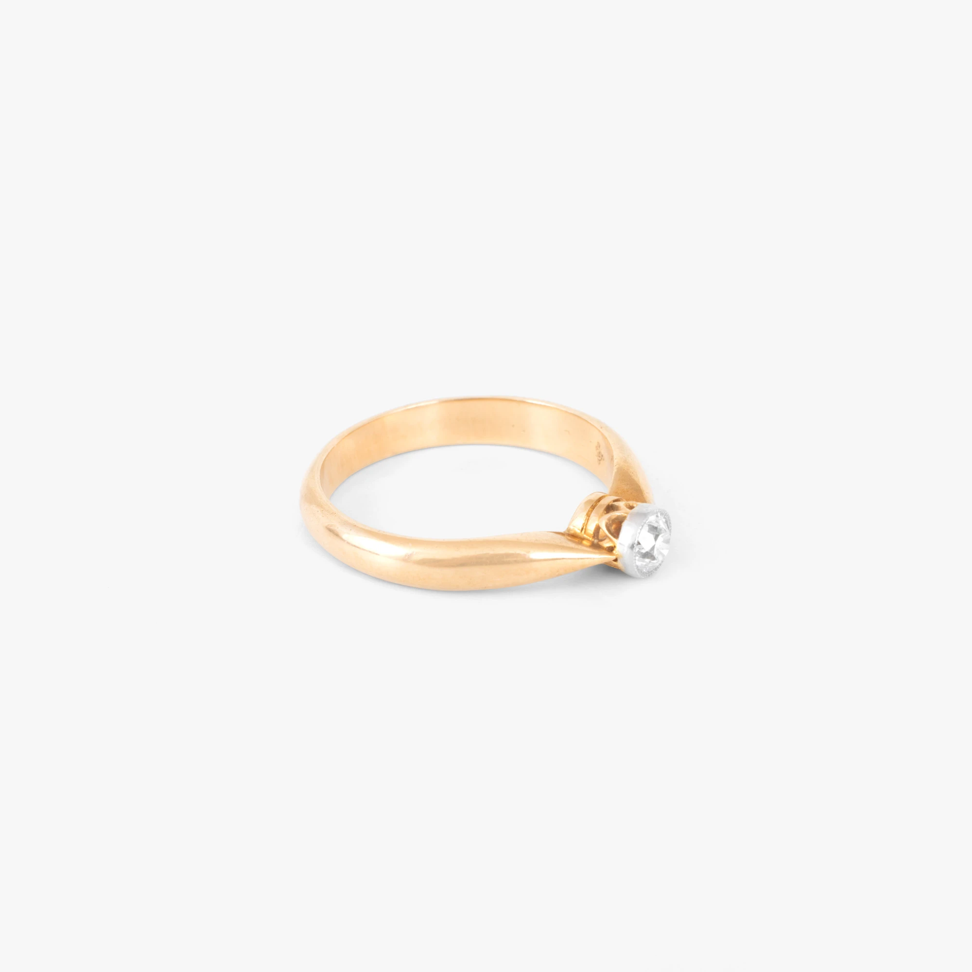 Gold ring, decorated with a solitaire diamond