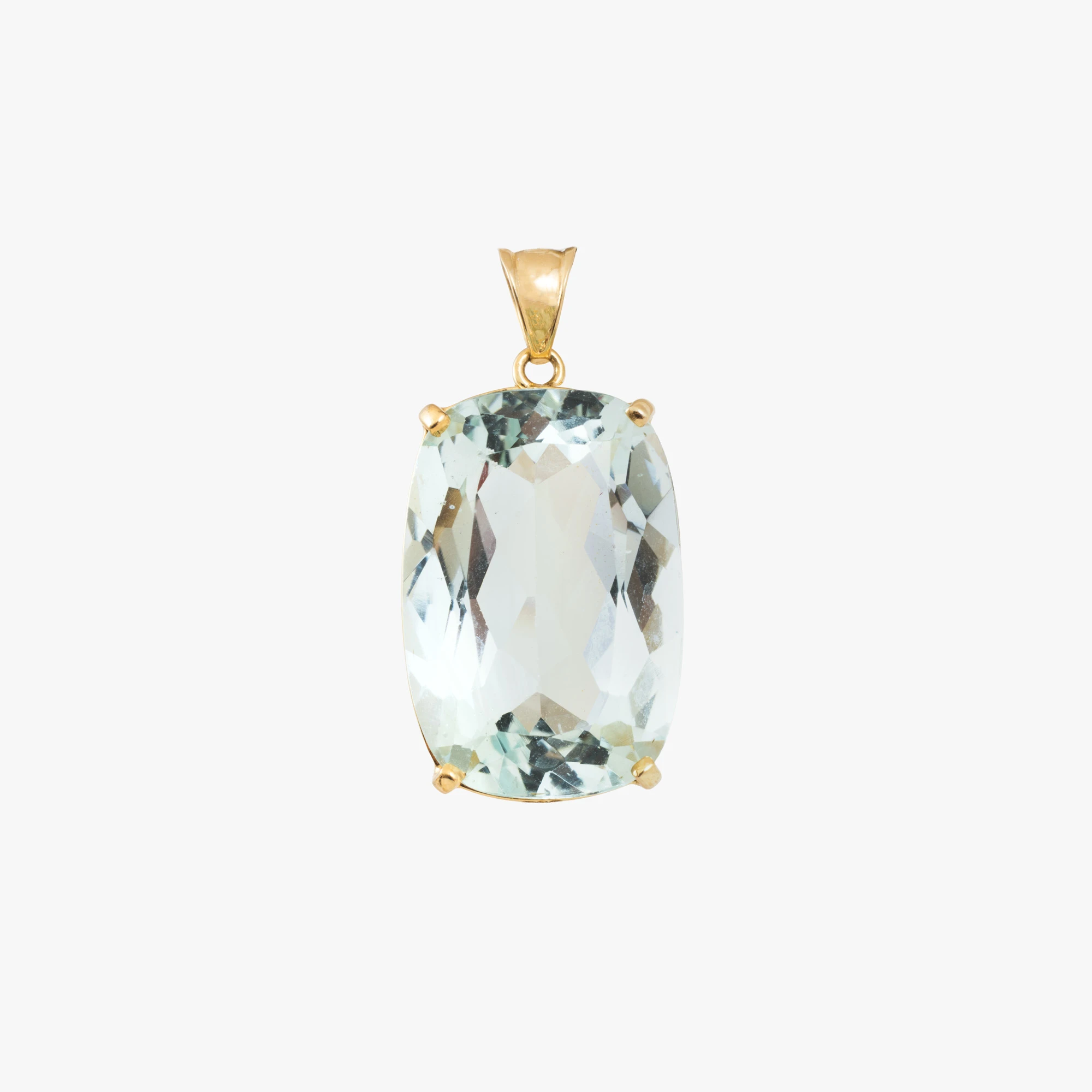 Gold pendant decorated with aquamarine