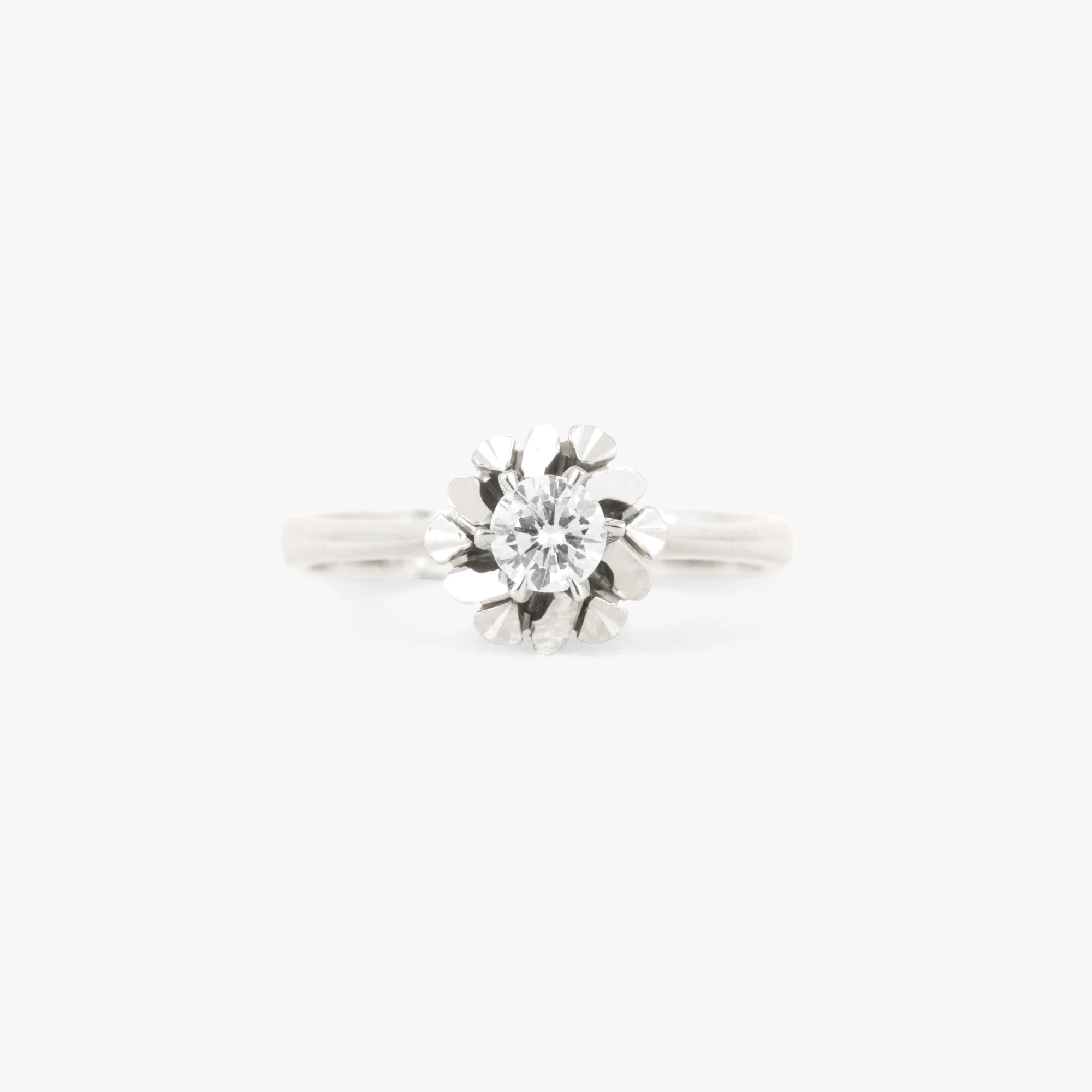 White gold ring decorated with a solitaire diamond, accompanied by an additional gemological certificate
