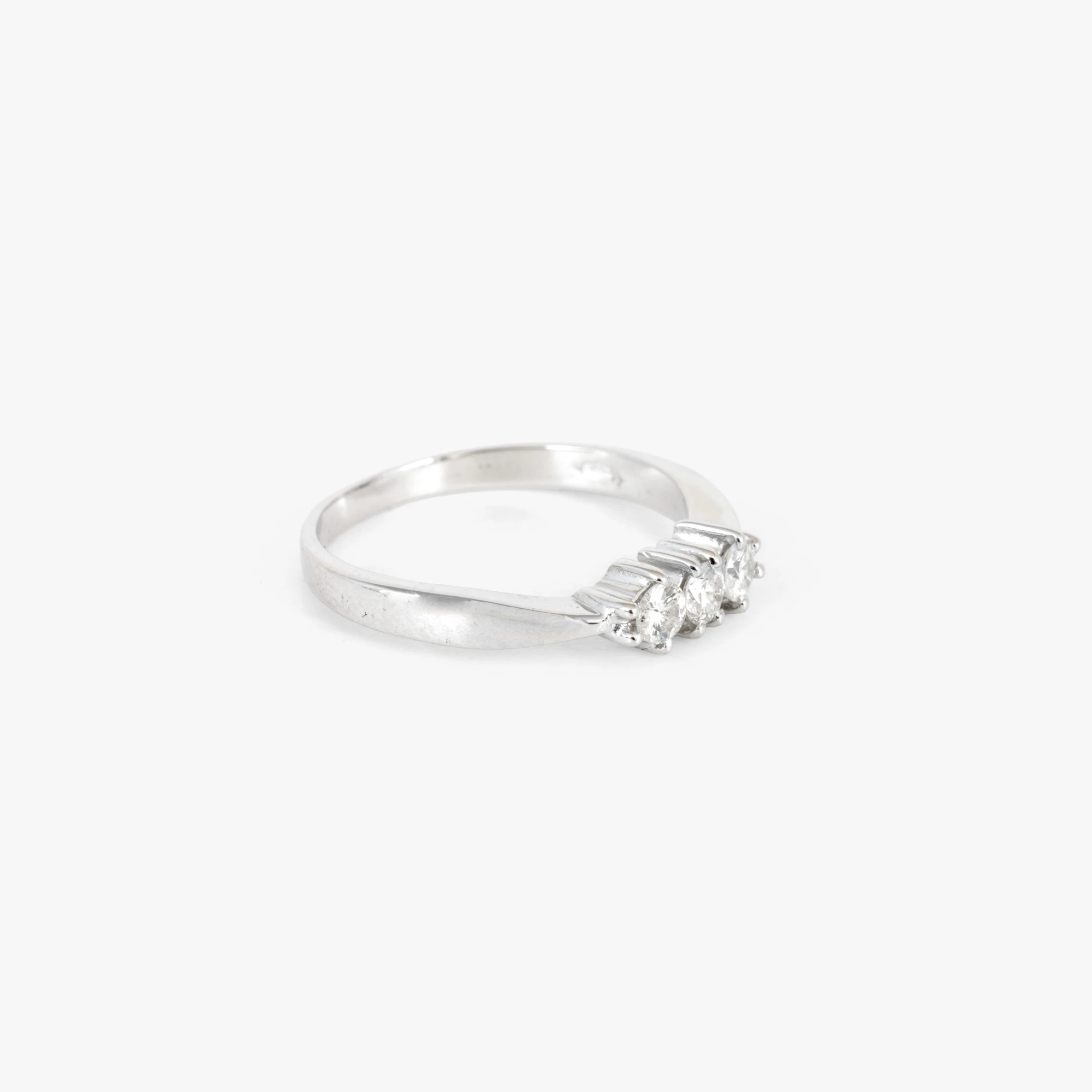 White gold ring, decorated with three diamonds