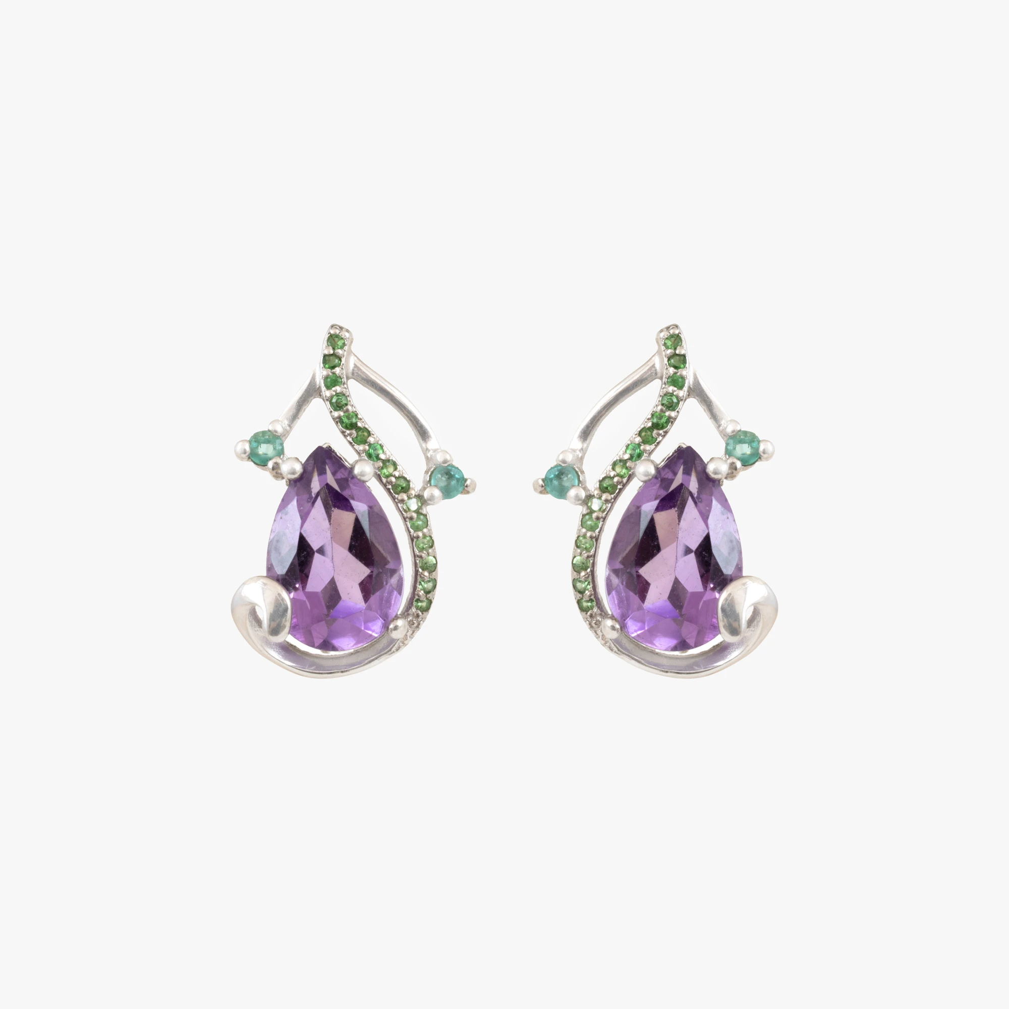 Pair of silver earrings decorated with amethysts and emeralds