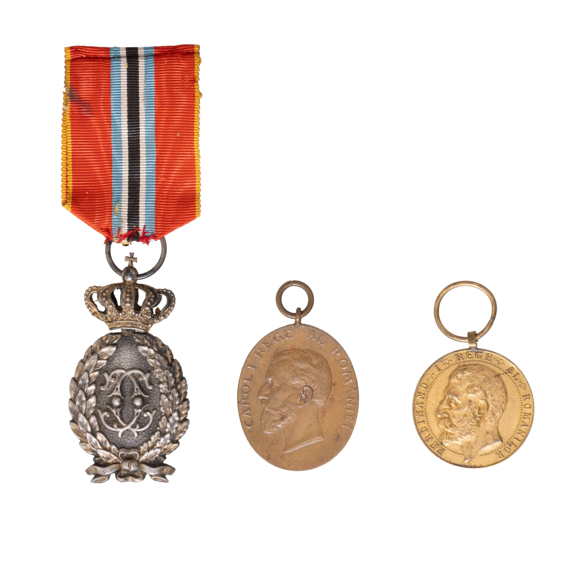 Lot format din medalia onorifică ”25 de ani de serviciu militar”, medalia ”40 de ani de domnie a lui Carol I”, gravor Paul Telge, 1906, și medalia ”Ferdinand I-Răsplata muncii pentru construcțiuni școlare”, 1923