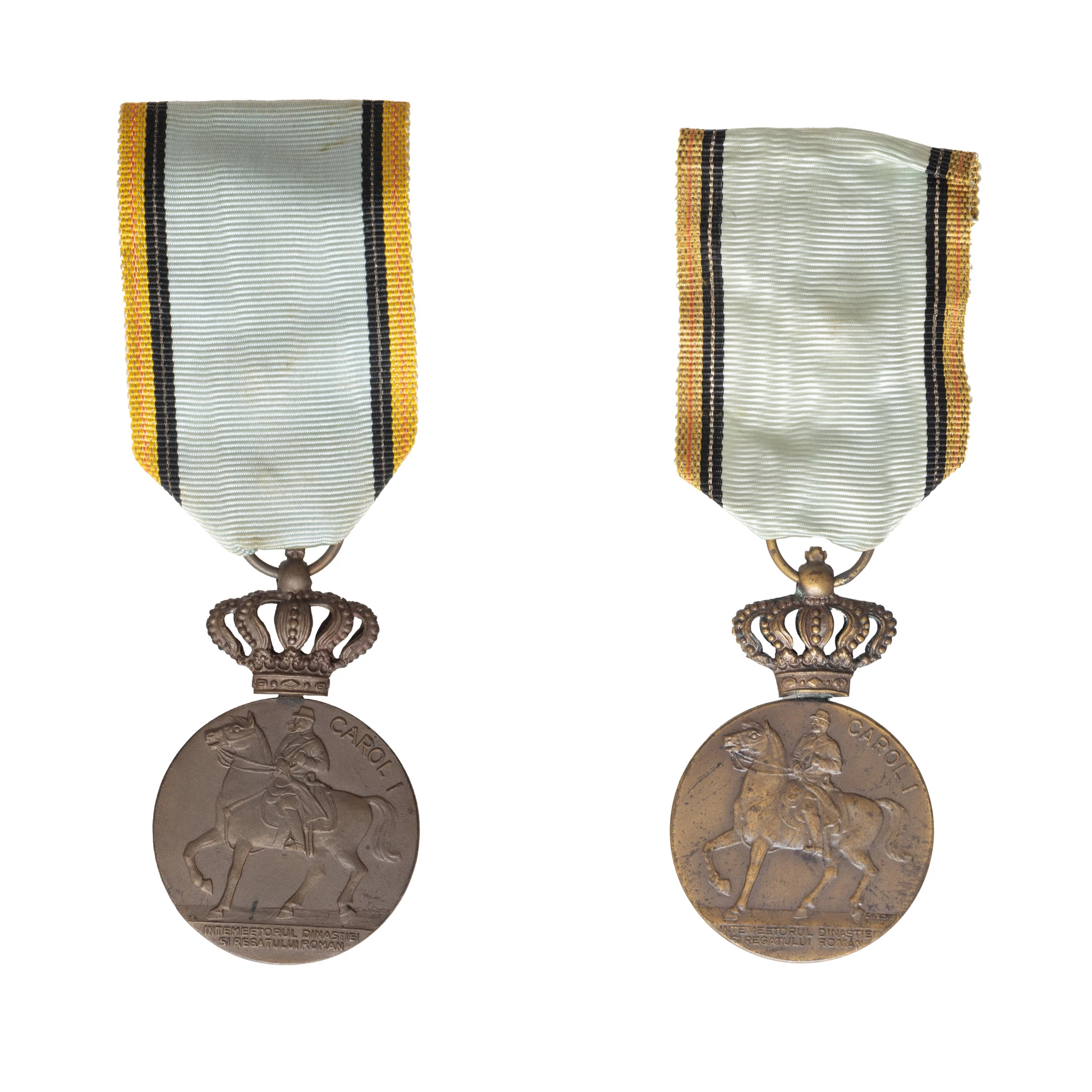 Lot format din două medalii ”Carol I întemeietorul dinastiei și regatului”, gravor Emil Wilhelm Becker, 1939, varianta rară cu coroana mobilă și traforată