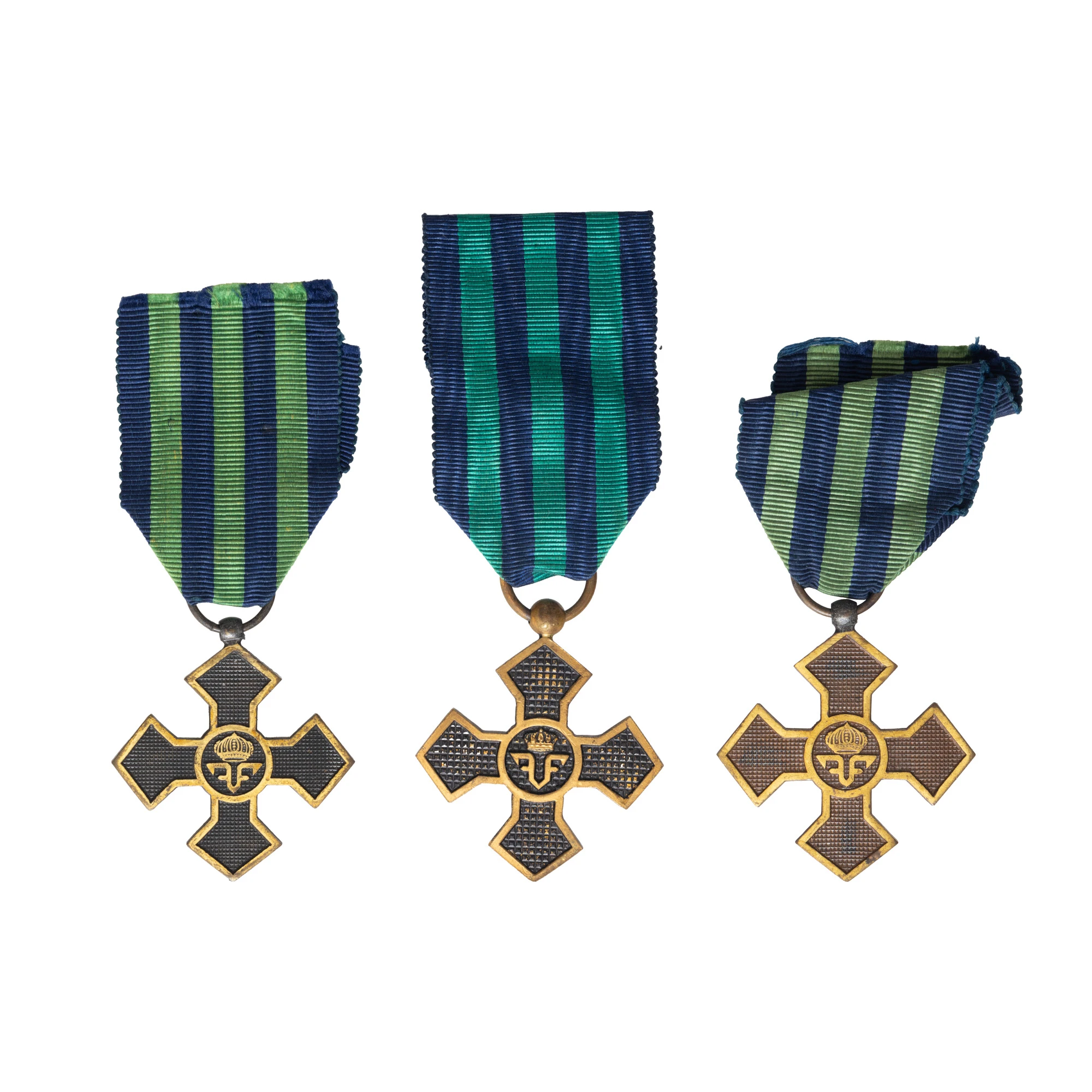 Lot format din trei decorații ”Crucea comemorativă a Războiului 1916-1918” și o panglică pentru aceeași decorație