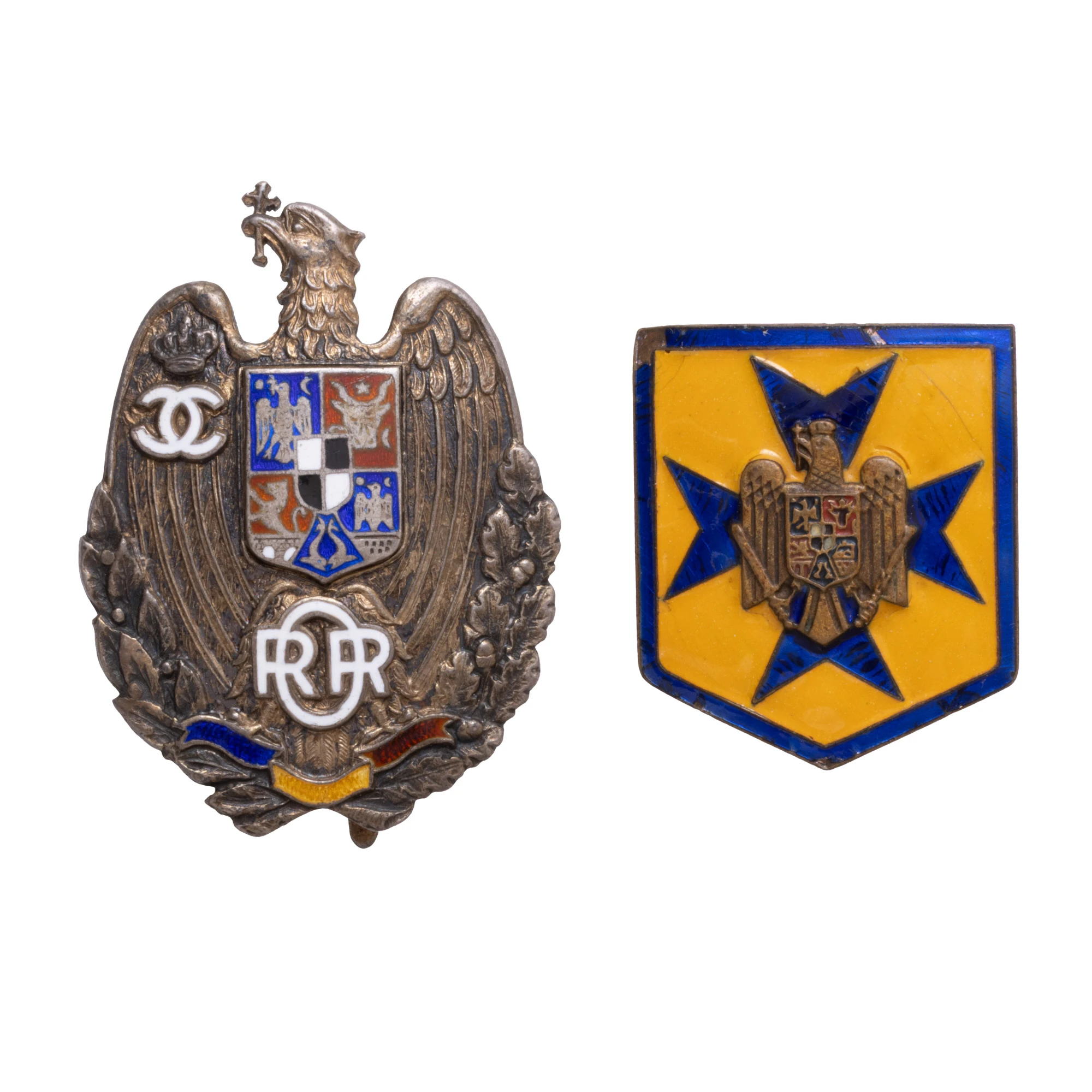 Lot format din Insigna Asociatiei ”Ofiterilor in Rezerva și in Retragere”, model Carol II, 1936 și insignă ”Straja Țării”, emis sub egida O.E.T.R. (Oficiul pentru Educația Tineretului Român), numerotată 4208, 1937