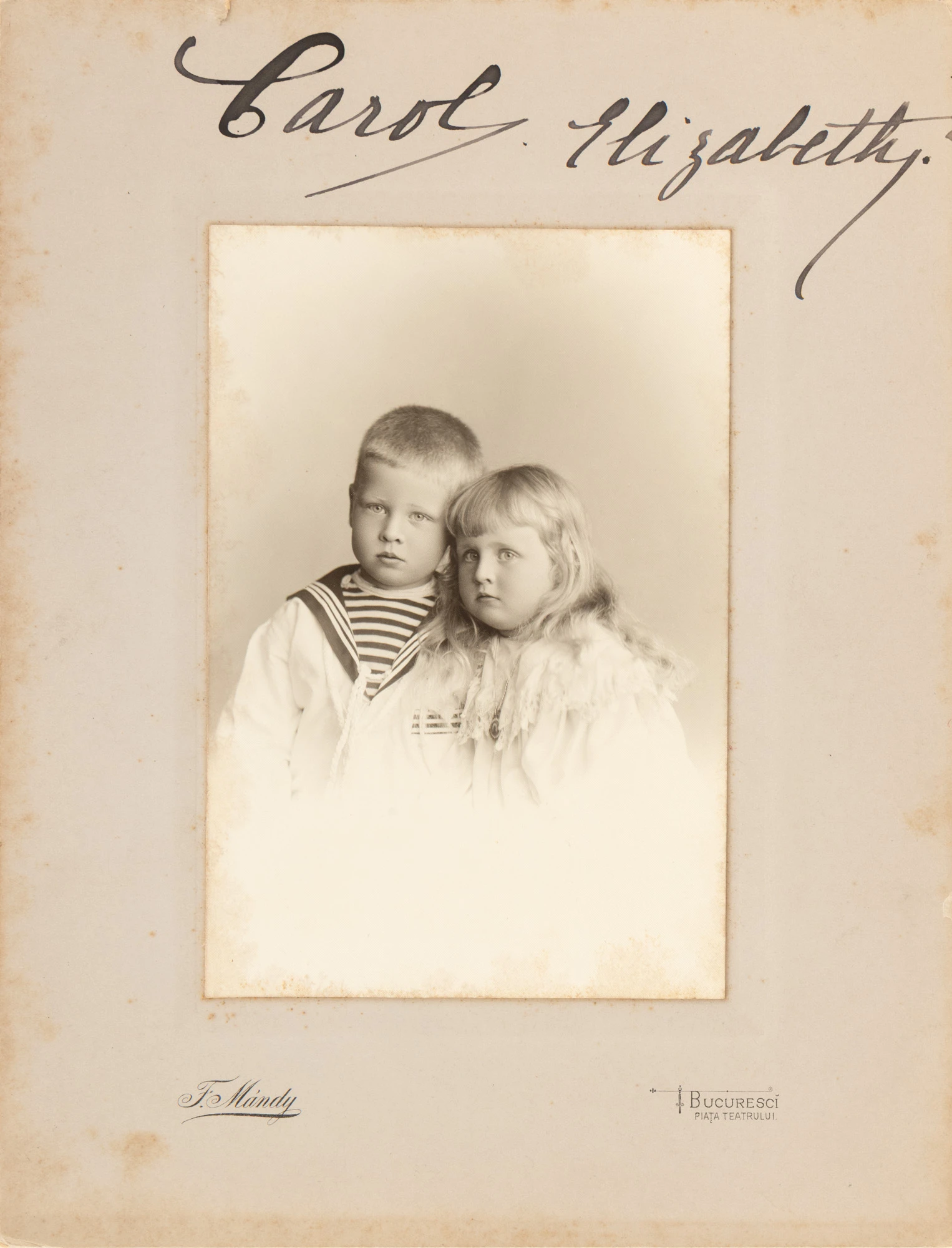 Fotografie ilustrându-i pe prințul Carol, viitorul Rege, și pe sora sa prințesa Elisabeta, în perioada copilăriei, atelier fotografic Franz Mandy, București, cca., 1904, cu însemnările olografe alei Reginei Maria, mama lor