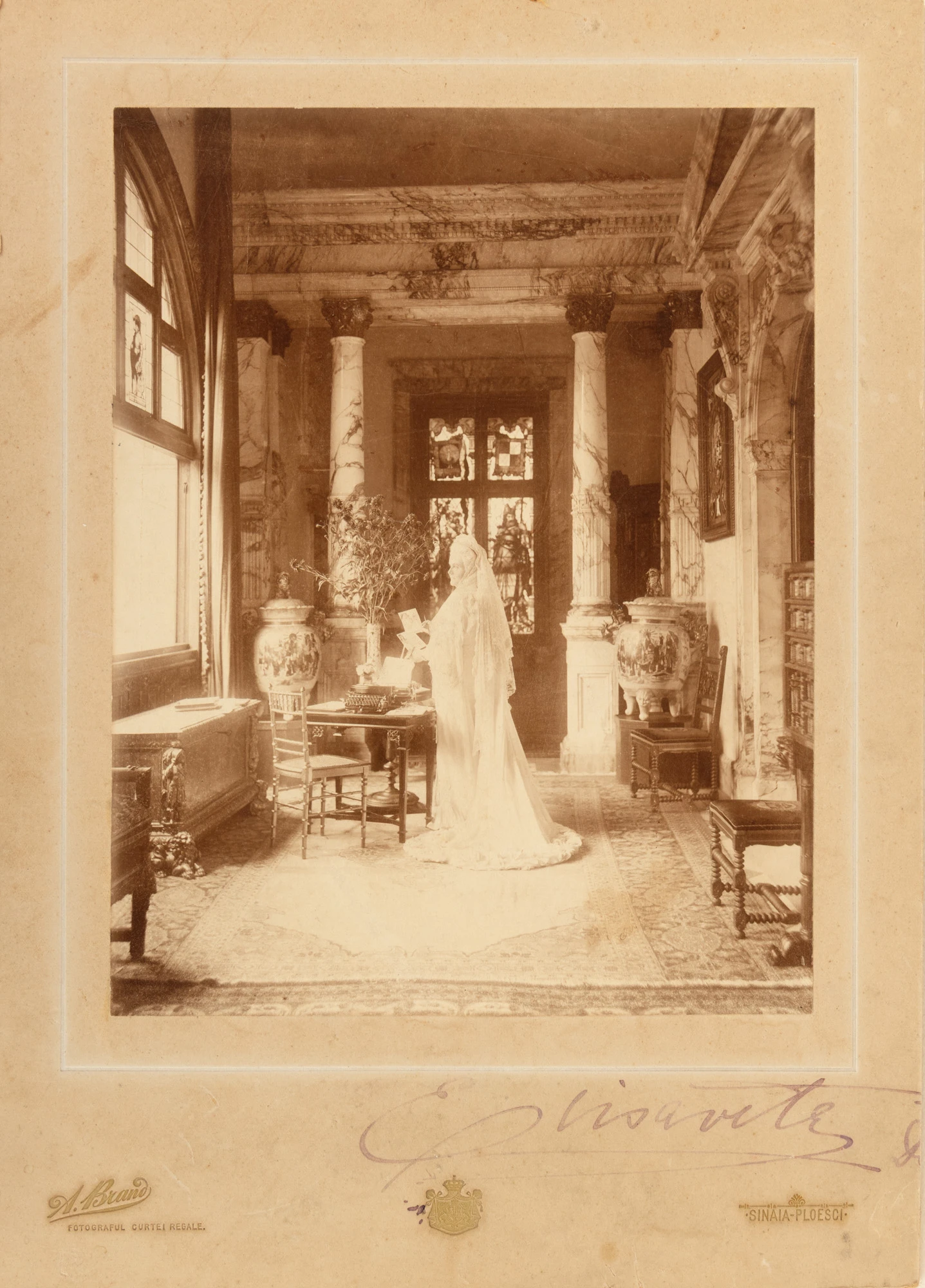 Fotografie ilustrând-o pe Regina Elisabeta la Peleș, atelier fotografic A. Brand, Sinaia-Ploiești, 1911, cu semnătura olografă a Reginei și o însemnare olografă scrisă de locotenentul N. Hurezeanu, Batalionul II Vânători ”Regina Elisabeta”