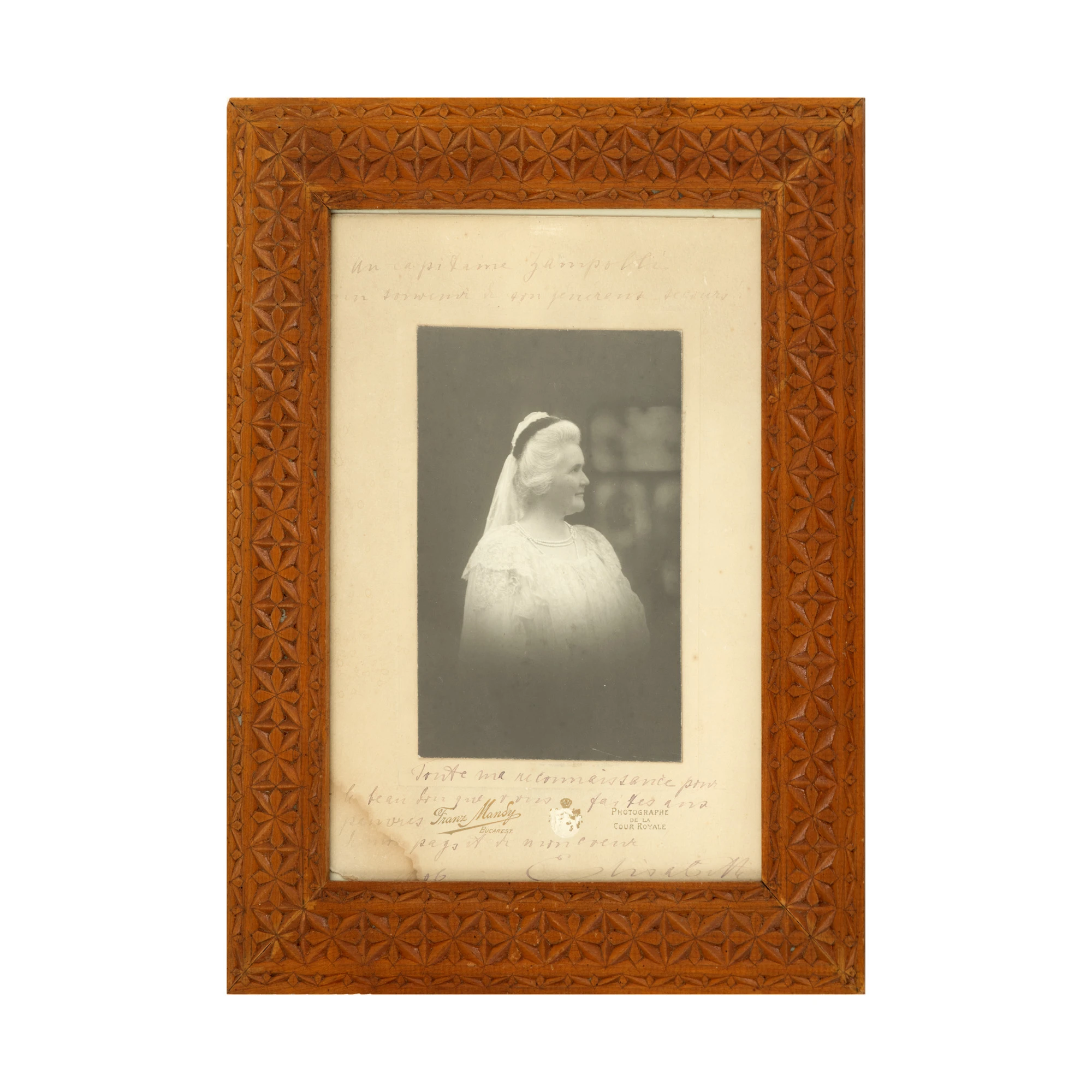 Fotografie ilustrând-o pe Regina Elisabeta, atelier fotografic Franz Mandy, București, 1906, cu o amplă dedicație olografă și semnătura Reginei, într-o ramă neoromânească sculptată manual