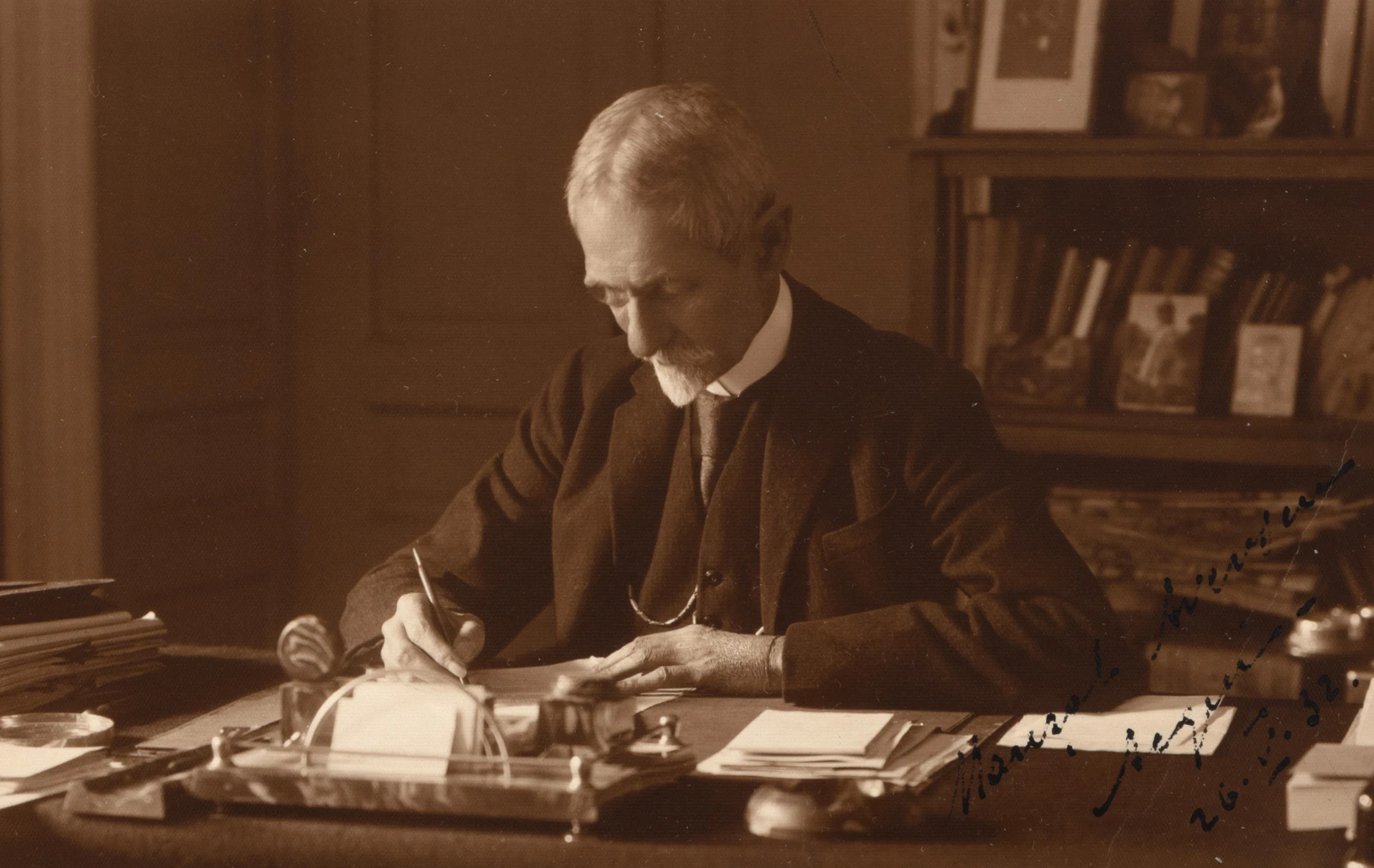 Fotografie ilustrându-l pe Mareșalul Alexandru Averescu, atelier fotografic Foto Pax Bucovsky, București, 26 mai 1932, cu semnătura olografă a acestuia