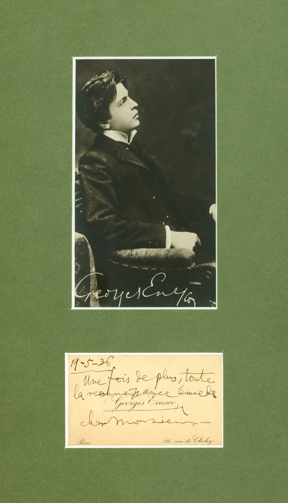 Lot format din fotografie ilustrându-l pe George Enescu, cu semnătura olografă și carte de vizită a compozitorului, cu text olograf, 19 mai 1936