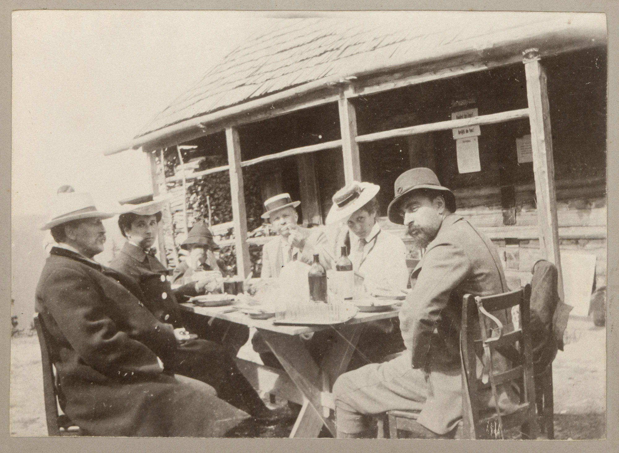 Fotografie ilustrându-i pe Ion I. C. Brătianu și pe sora sa Pia Brătianu Alimănișteanu în timpul unei excursii pe muntele Negoiu, 1904, piesă rară