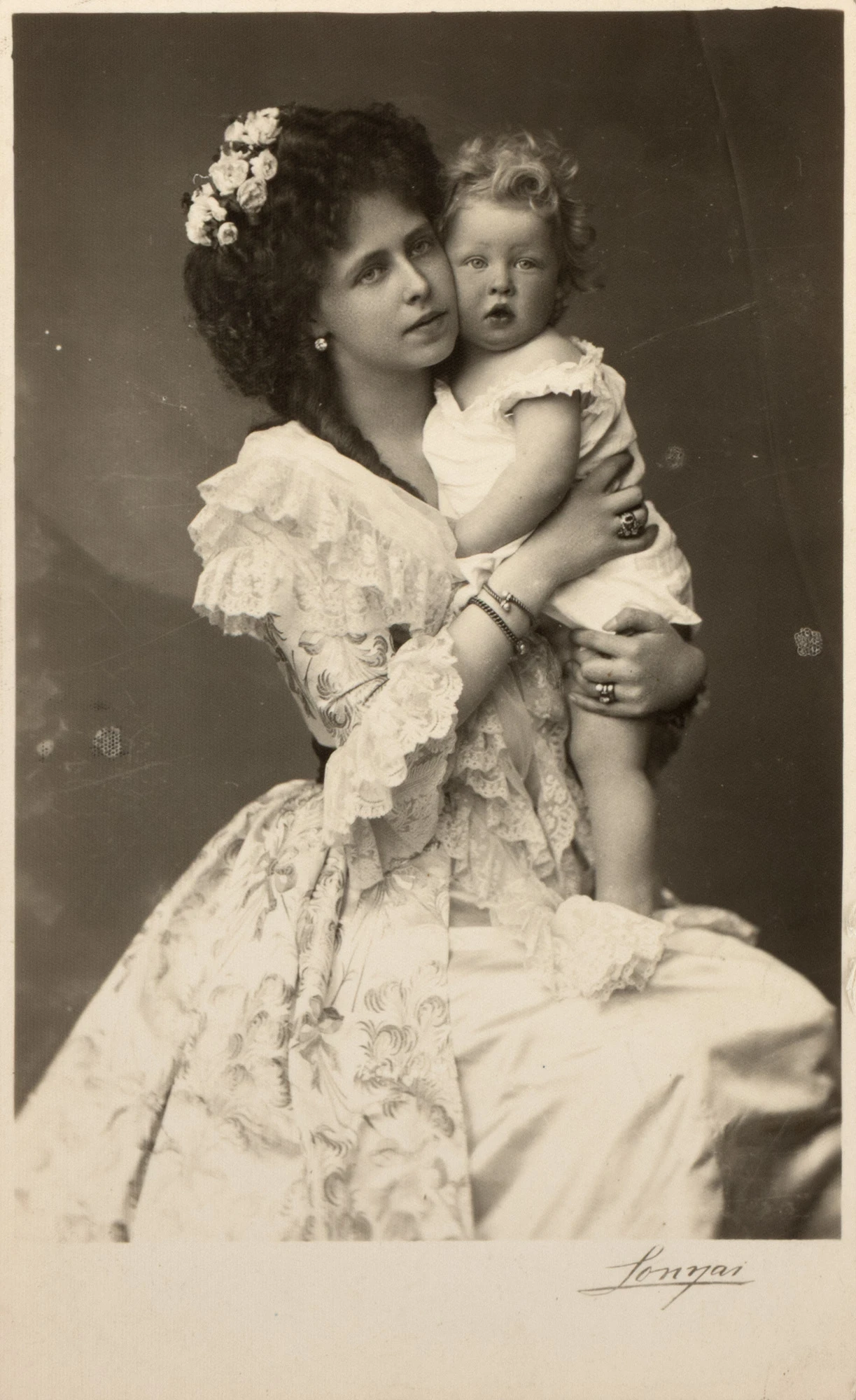Fotografie ilustrând-o pe Principesa Maria, cu primul ei copil, viitorul Rege Carol al II-lea, atelier fotografic Lonyai, București, cca. 1923, după un clișeu mai vechi