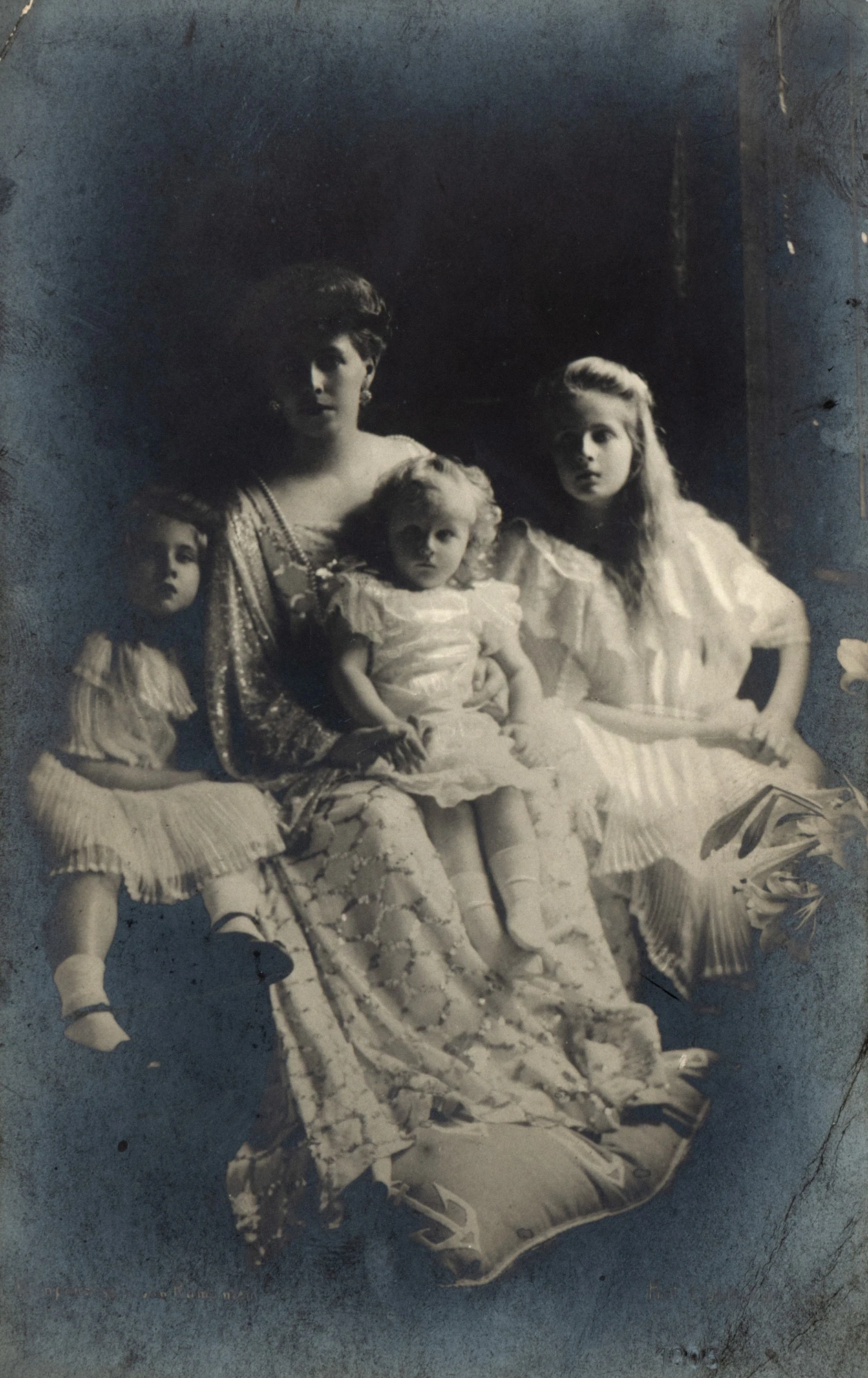 Carte poștală ilustrându-le pe Principesa Maria a României și fiicele sale, trimisă de Tatiana Brătianu, căsătorită Niculescu Dorobanțu, către nepoata sa Pia Pillat, 1910