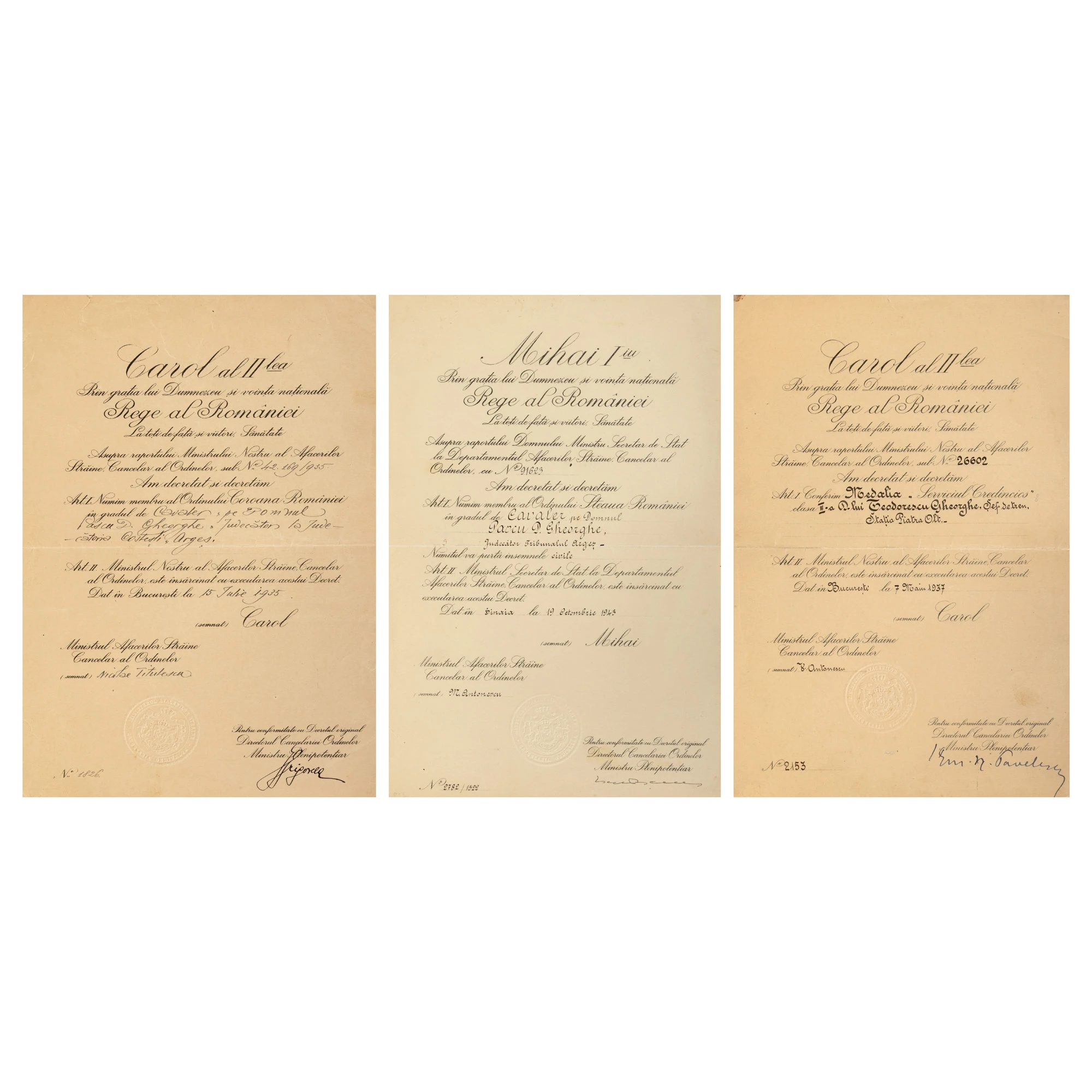 Lot format din decret regal pentru acordarea Ordinulul ”Coroana României” în grad de Cavaler, 15 iulie 1935, decret regal pentru acordarea medaliei ”Serviciul Credincios”, clasa a III-a, 7 mai 1937, ambele acordate lui Gheorghe Teodorescu, șef de tren, și decret regal pentru acordarea Ordinului ”Steaua României” în grad de Cavaler, 19 octombrie 1943, acordată lui Gheorghe D. Pascu, judecător la Tribunalul Argeș