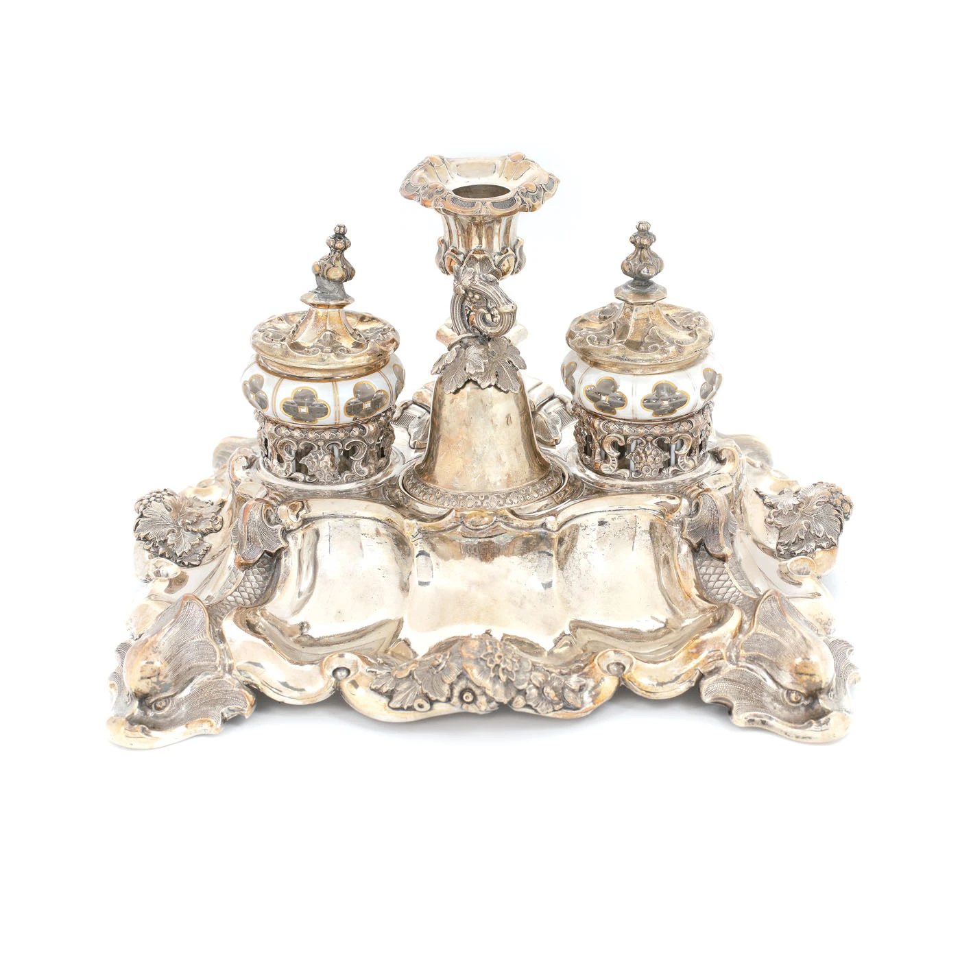 Suport în manieră Rococo, din argint, pentru instrumente de scris, cu sfeșnic și călimări, cca. 1850