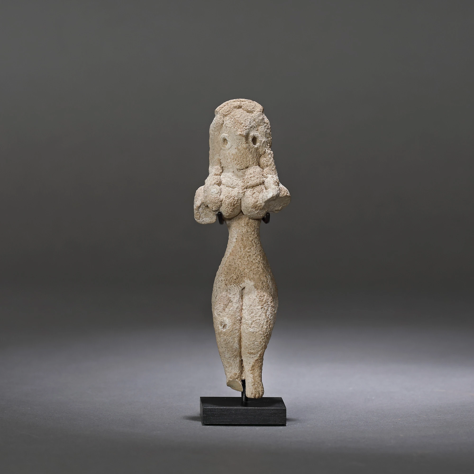 Terracotta figurine, representing a fertility goddess, Mehrgarh style, Indus Valley civilization, approx. 4,000 years old, 20th century B.C. (accompanied by an expert report)