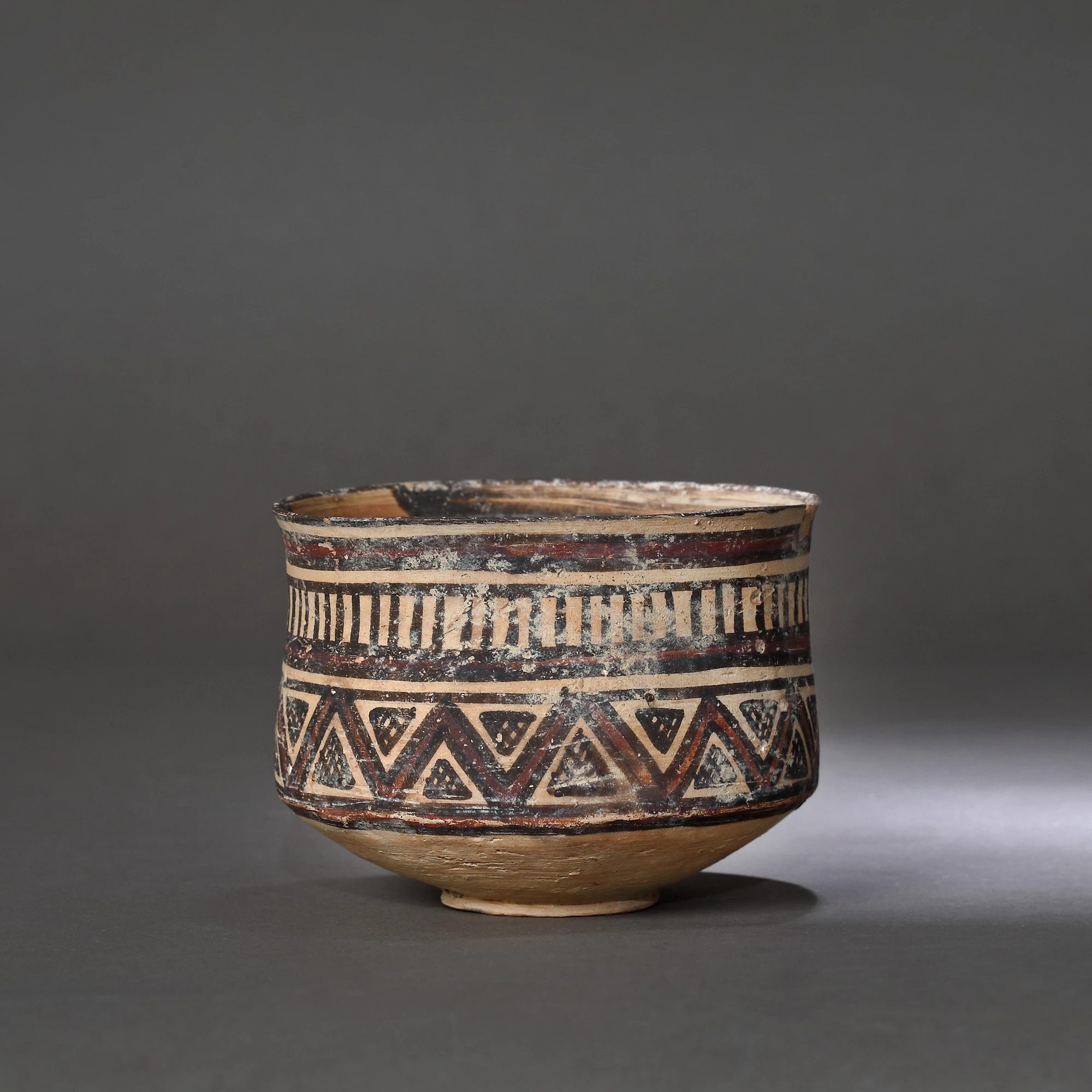 Harappa painted ceramic bowl, decorated with geometric motifs, belonging to the Indus Valley civilization, approx. 3,000 years old, 10th century B.C. (accompanied by an expert report)