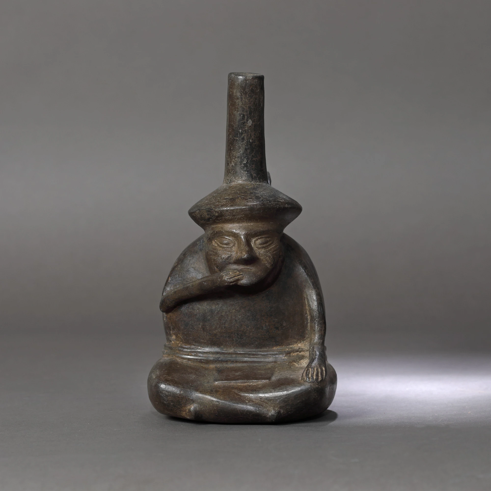 Ceramic vessel, representing a male figure sitting, Lambayeque-SicÃ¡n culture, Peru, approx. 600 years old, 15th century (accompanied by an expert report)