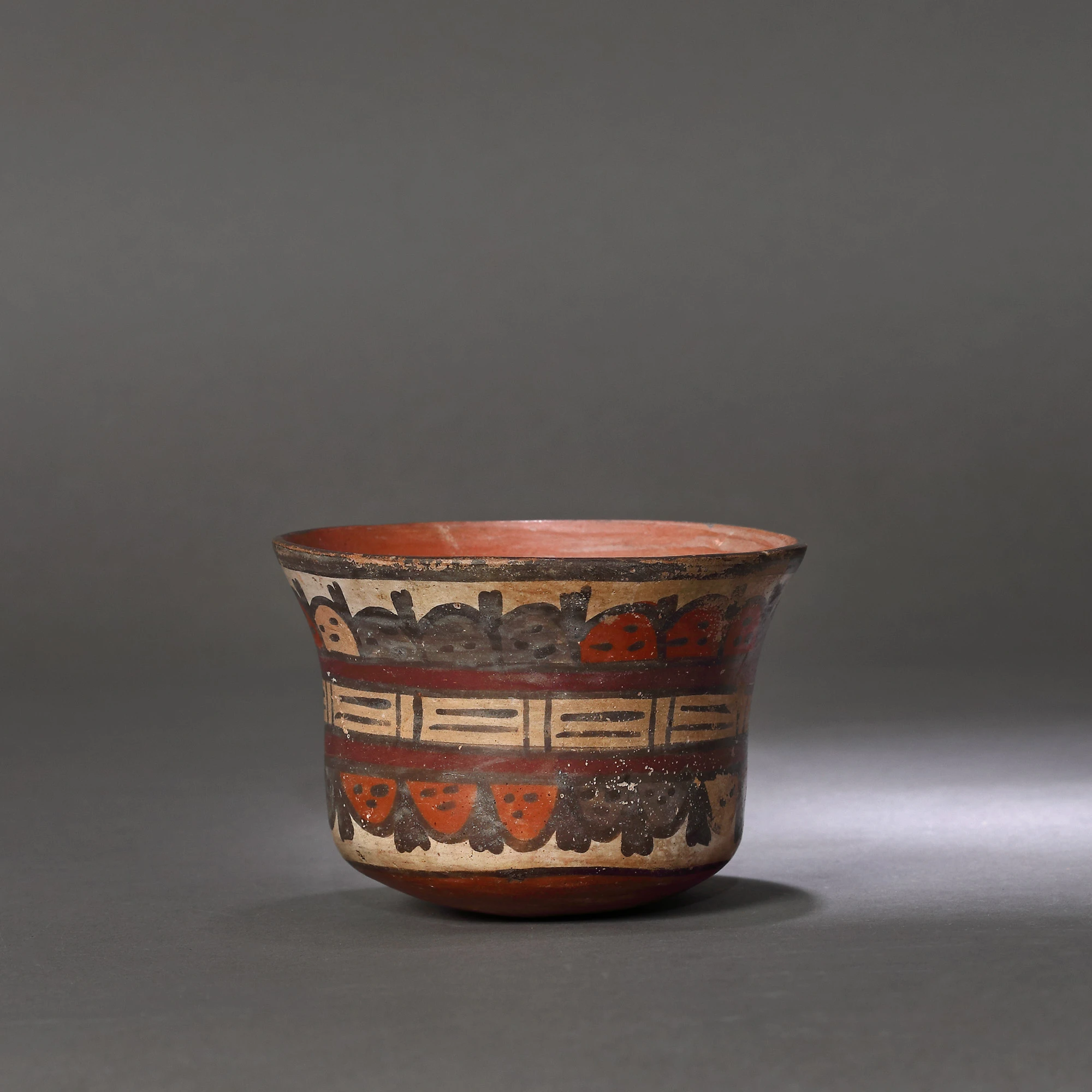 Painted ceramic vessel, decorated with beheaded heads, Nazca culture, Peru, approx. 1,350 years old, 7th century (accompanied by an expert report)