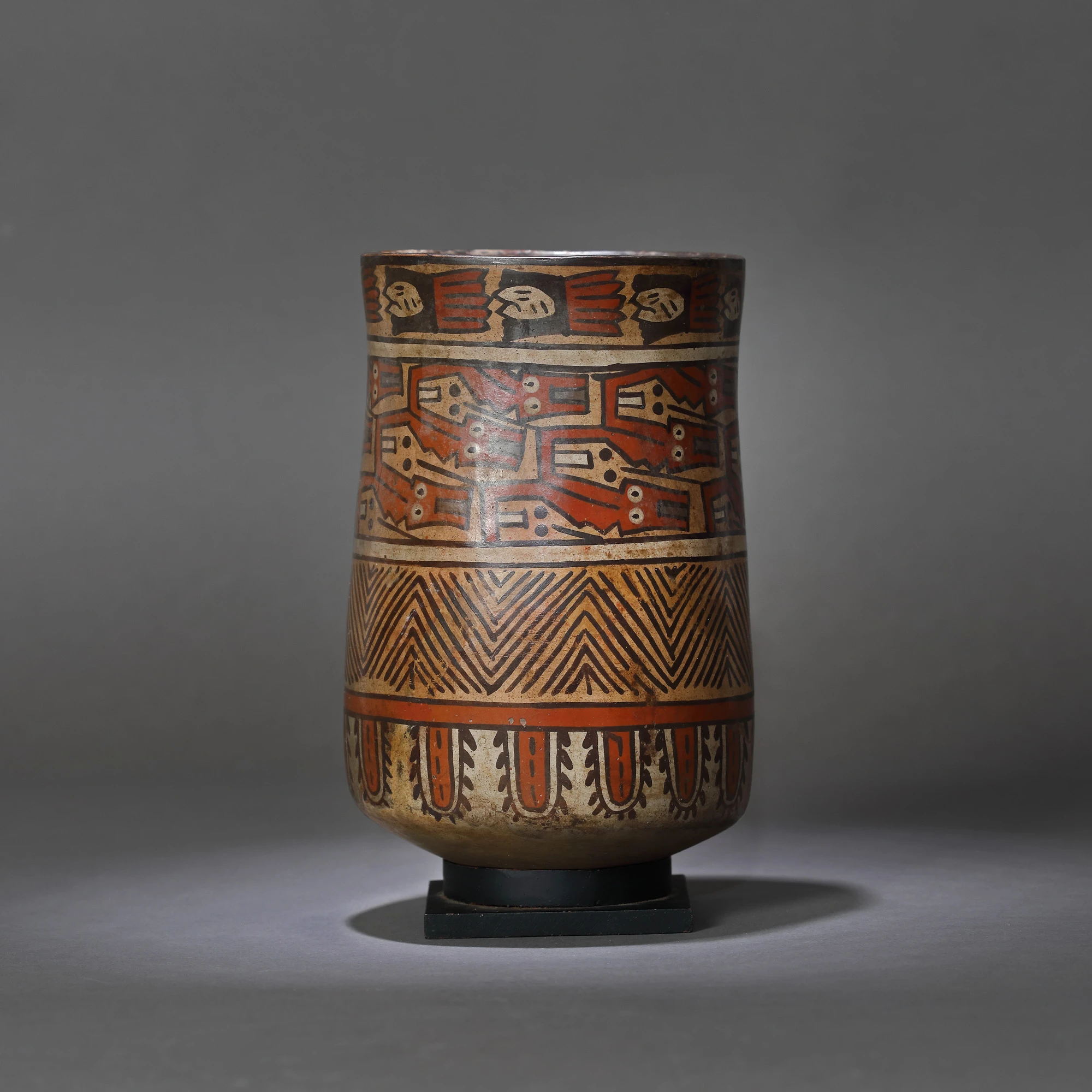 Painted ceramic vessel, decorated with beheaded shamans, Nazca culture, Peru, approx. 1,400 years old, 7th century (accompanied by an expert report)