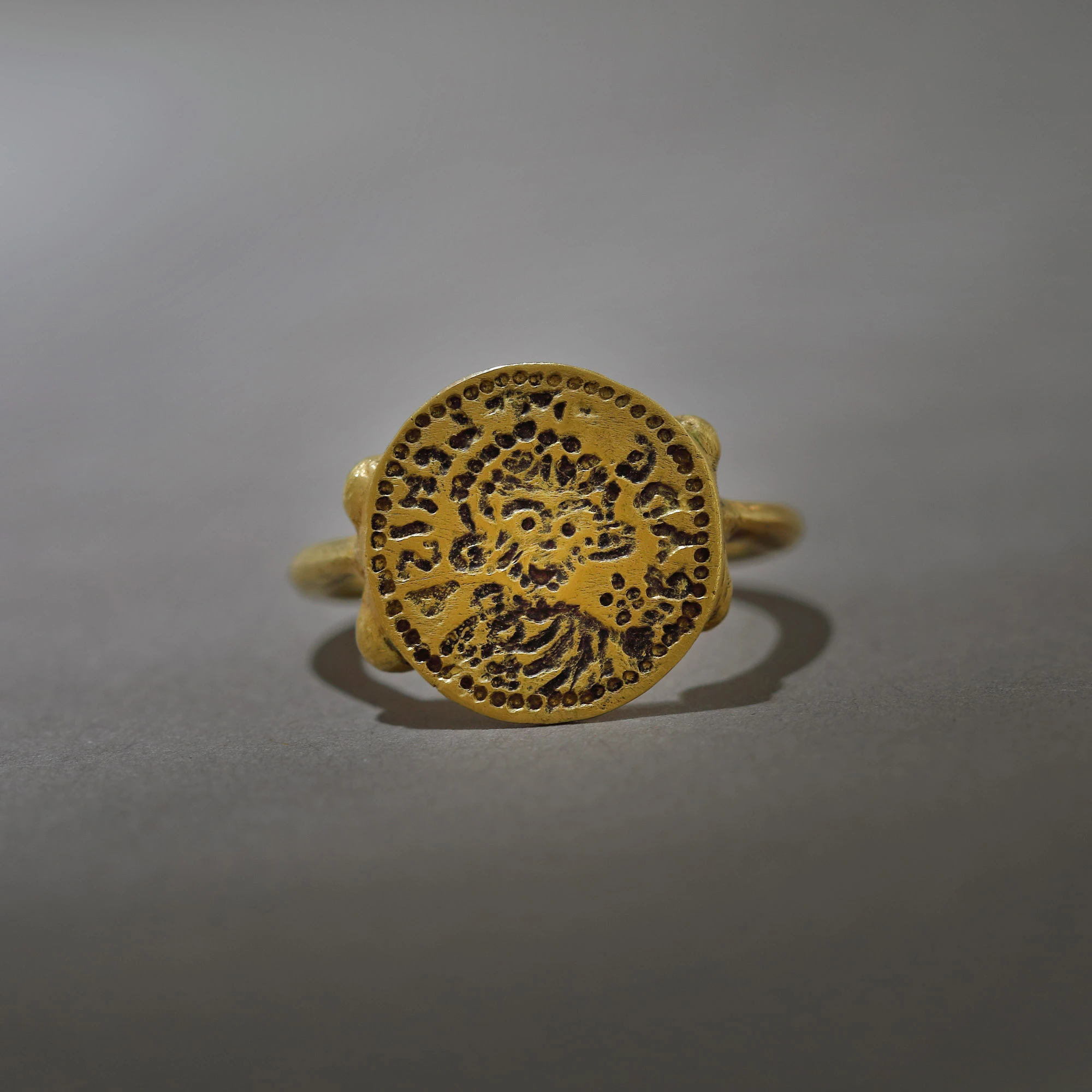 Gold ring, used for sealing, possibly belonging to the Duke of the Lombard Duchy of Benevento, 7th-8th century