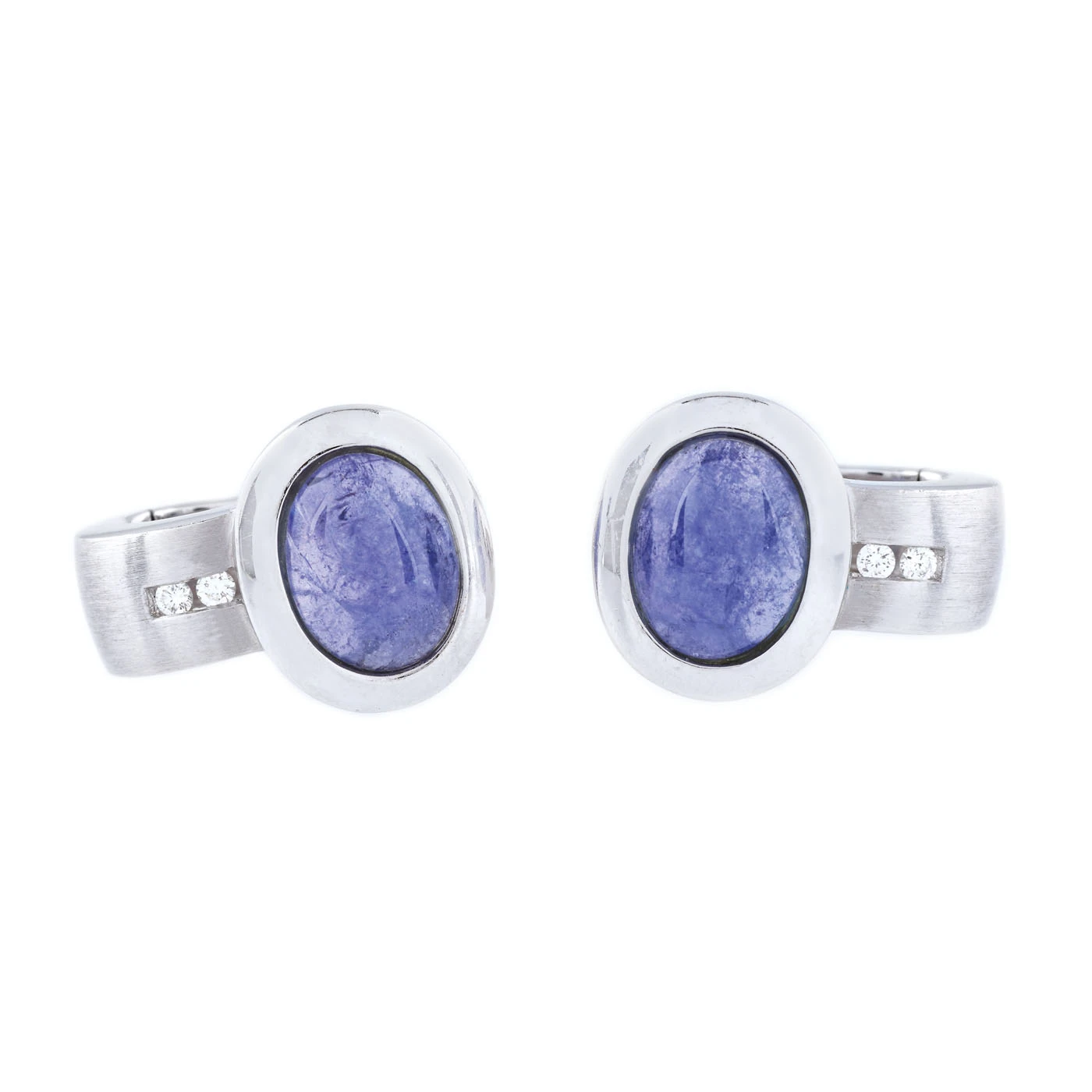Pereche de cercei din aur alb, decorată cu tanzanite caboșon și diamante