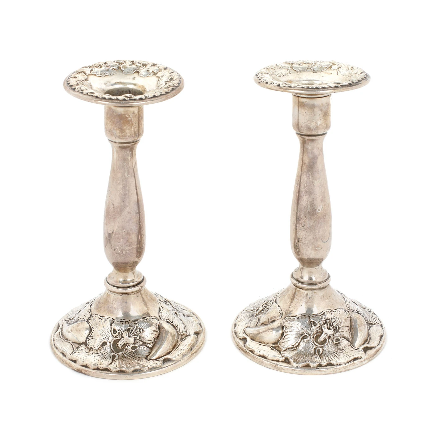 Pereche de sfeșnice din argint, decorată în manieră Art Nouveau cu petunii stilizate
