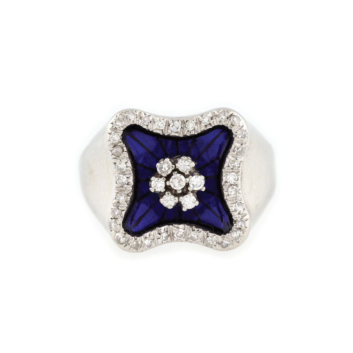 Remarcabil inel de inspirație Carl Fabergé, din aur alb, ornat cu email și diamante
