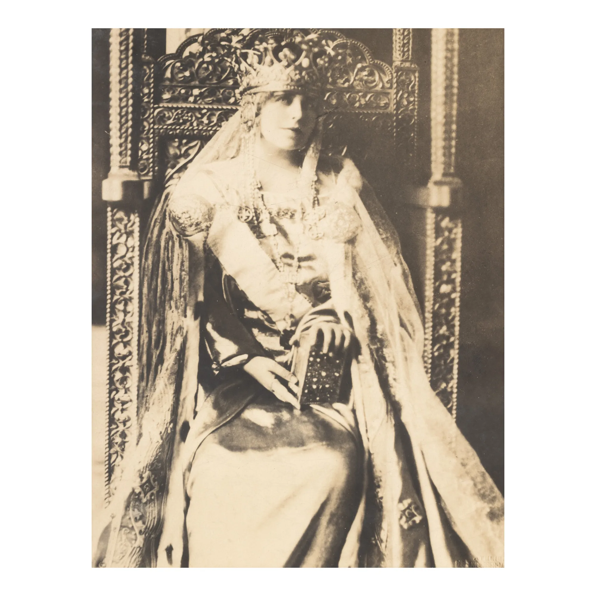 Press photograph depicting Queen Maria during the coronation at Alba Iulia, 1922